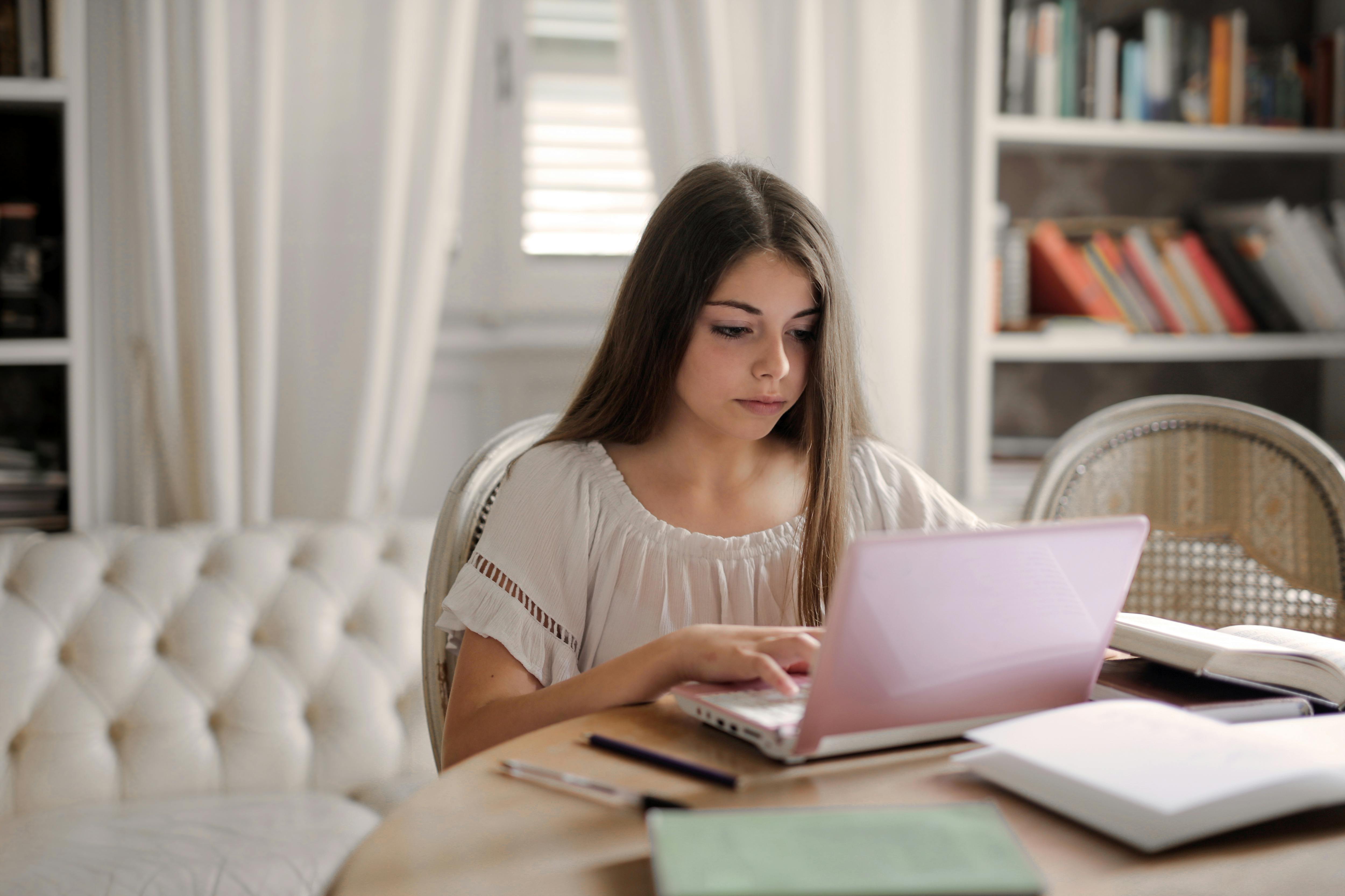 Ein Mädchen im Teenageralter beschäftigt mit einem Laptop | Quelle: Pexels