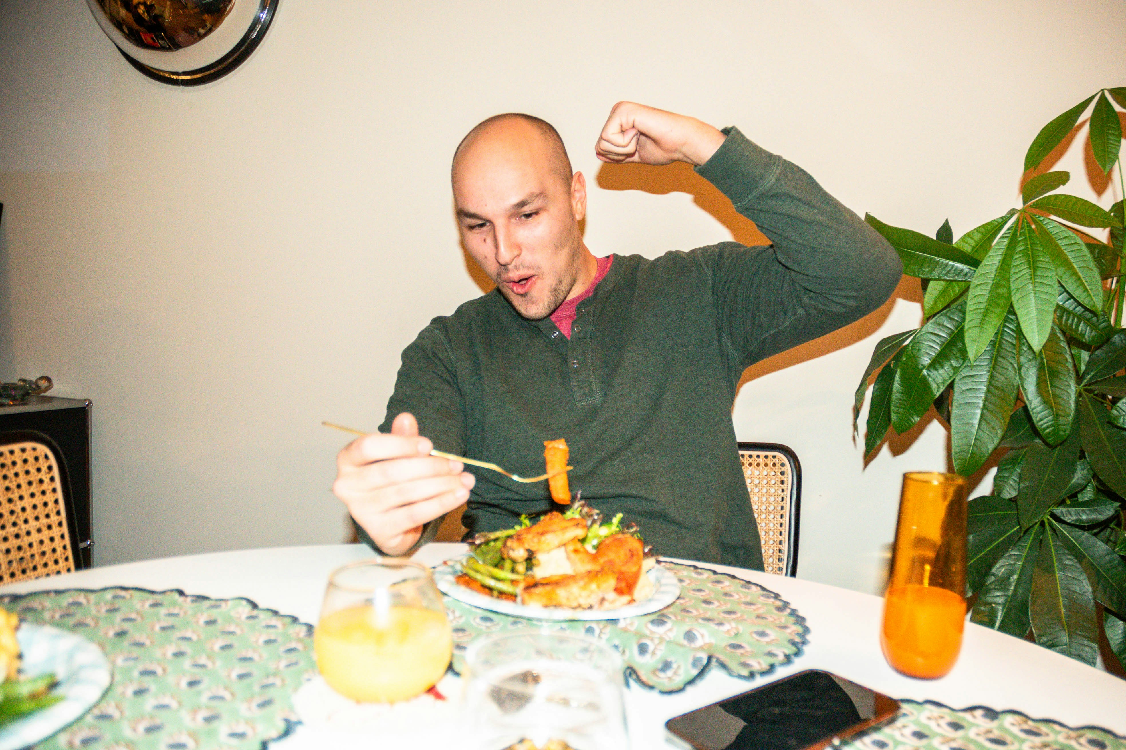 Ein Mann, der eine Mahlzeit genießt | Quelle: Unsplash