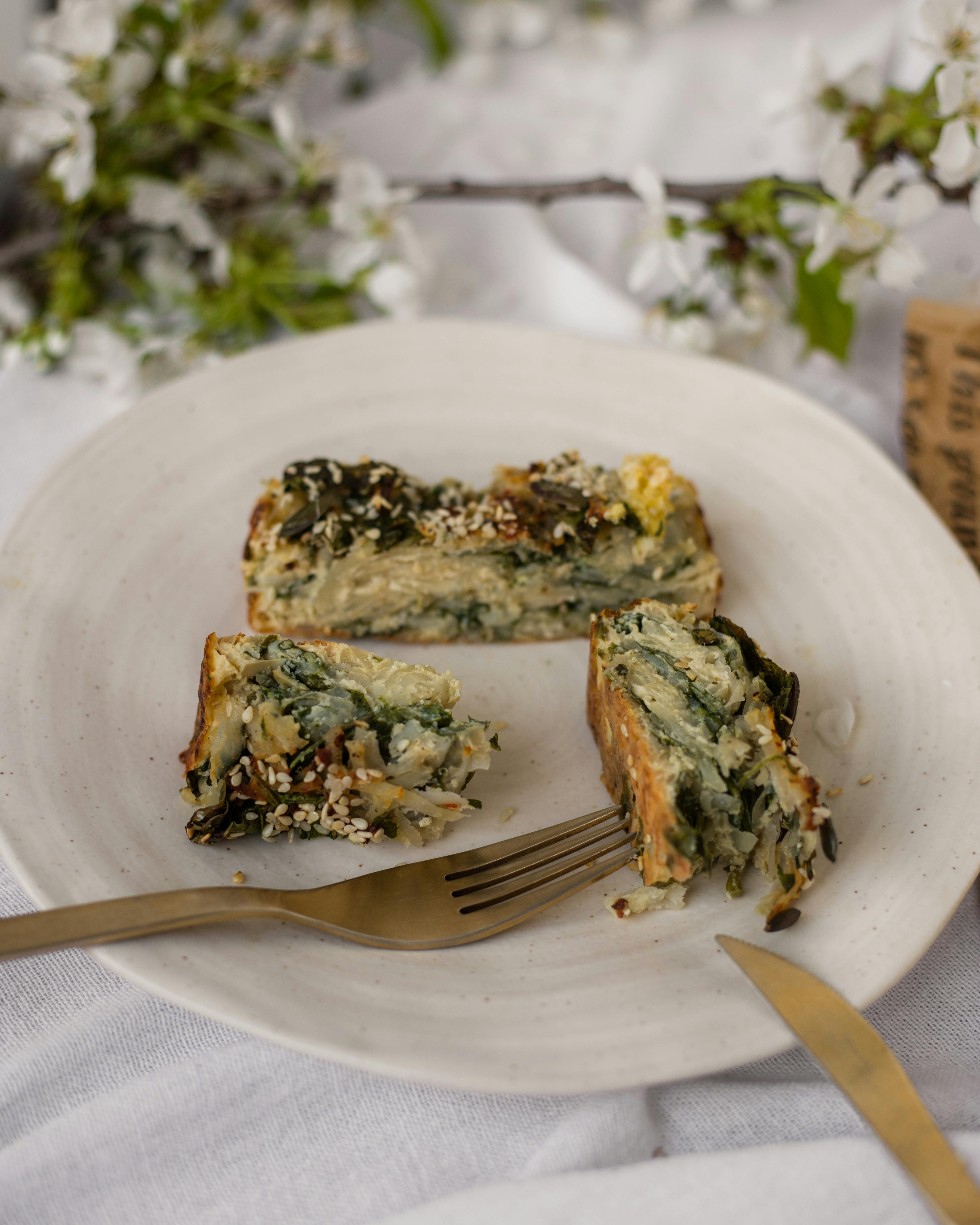 Besteck und Essen auf einem Teller | Quelle: Pexels