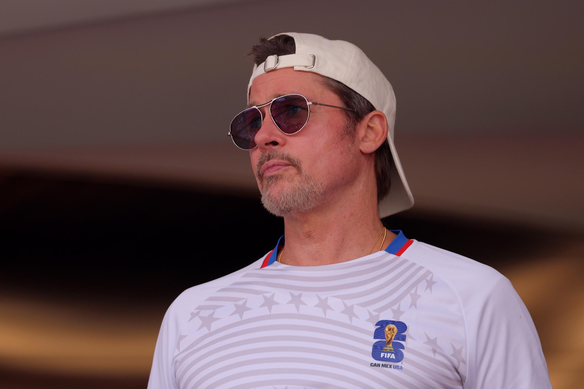 Brad Pitt bei einem öffentlichen Auftritt im Juli 2026: In einem lässigen Outfit und einem Shirt mit FIFA-Logo trat er ins Rampenlicht – in einem für den Schauspieler ereignisreichen Jahr. | Quelle: Getty Images
