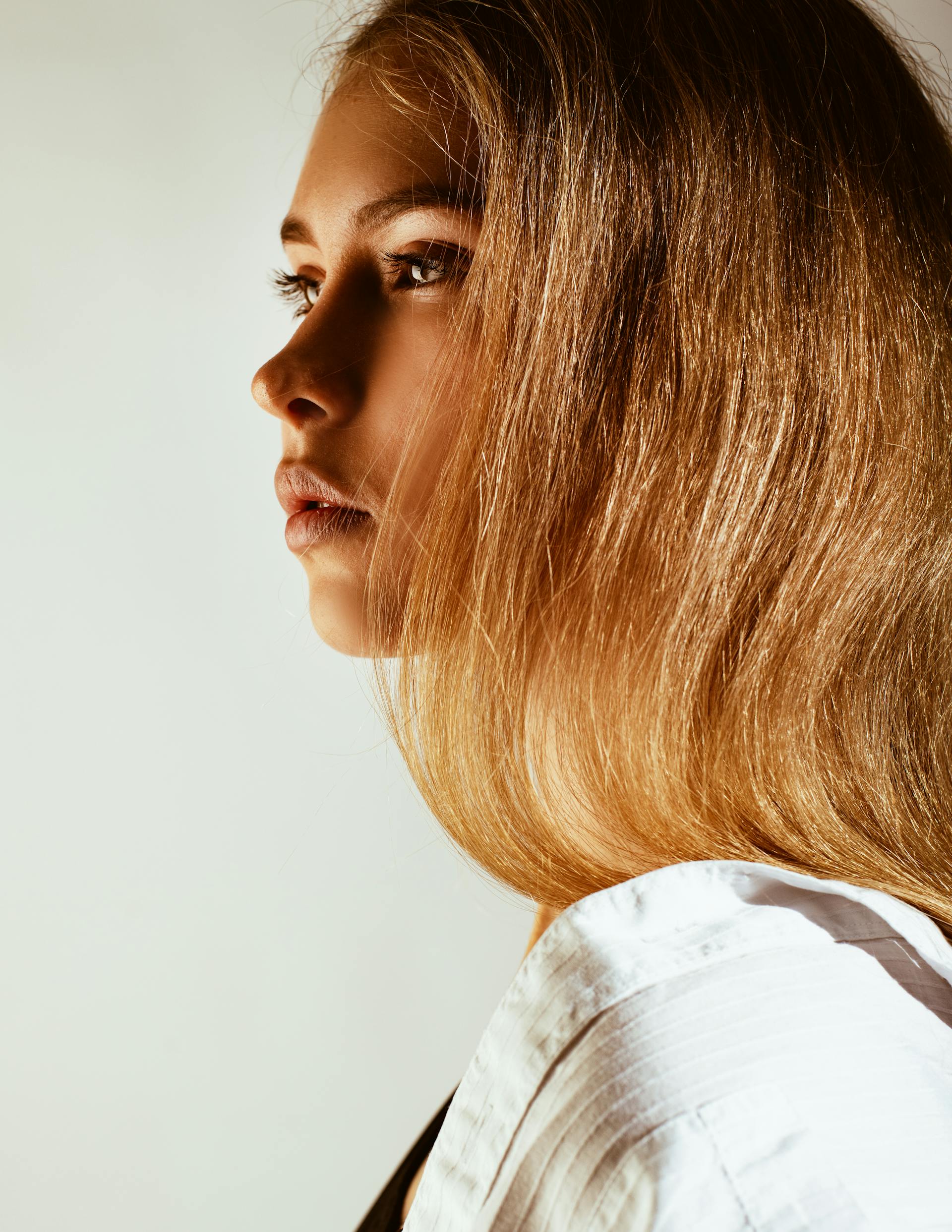 Eine Frau starrt jemanden an | Quelle: Pexels