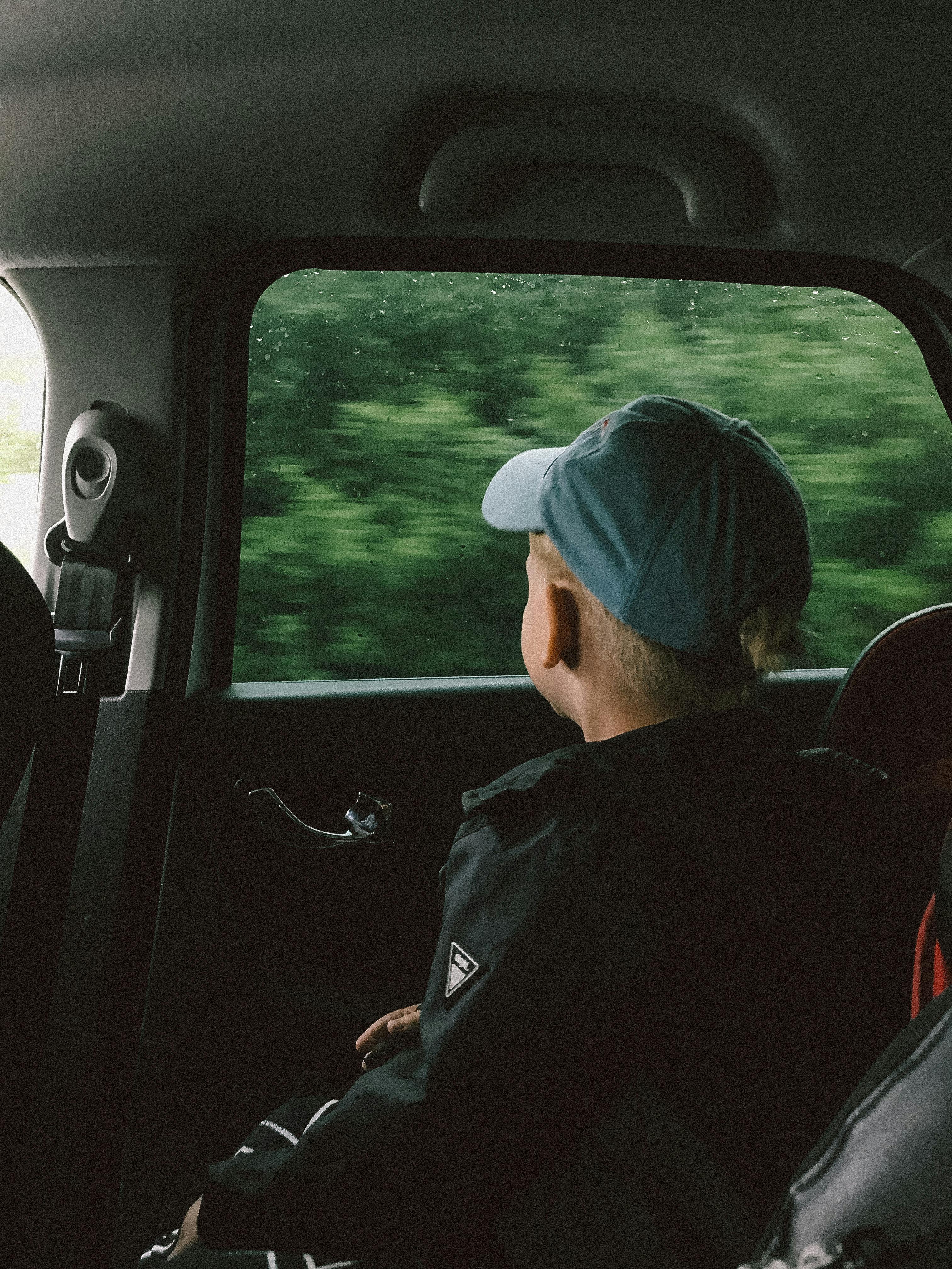 Ein Kind in einem Auto | Quelle: Pexels