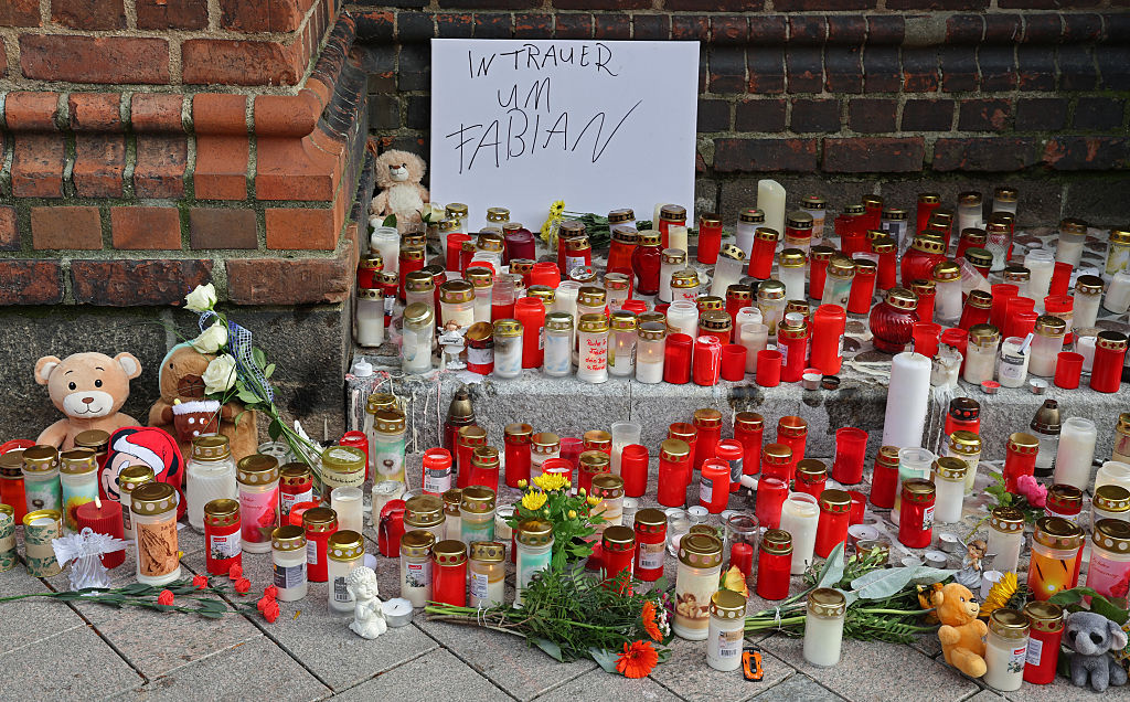 15. Oktober 2025, Mecklenburg-Vorpommern, Güstrow: Vor der Marienkirche stehen Grablichter, Blumen und Kuscheltiere zum Gedenken an den vermissten achtjährigen Fabian. | Quelle: Getty Images
