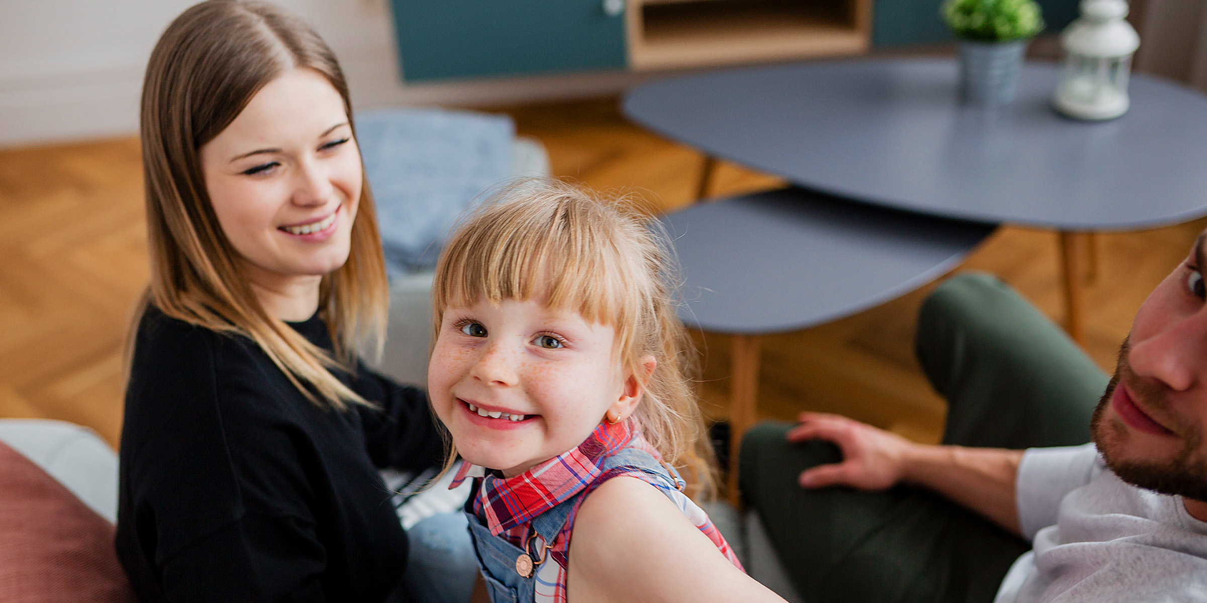 Eine glückliche Familie sitzt zusammen | Quelle: Freepik