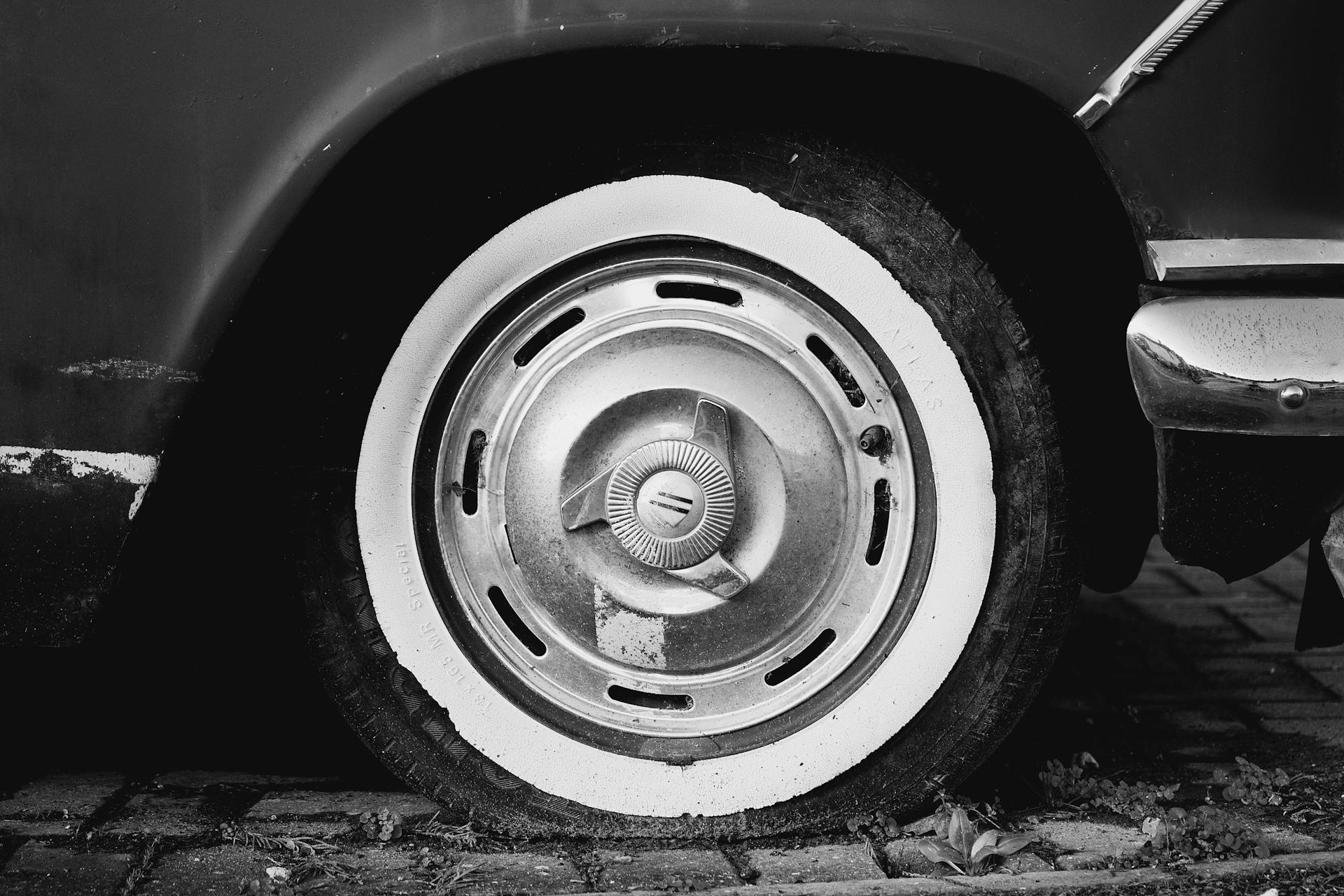 Graustufenfoto eines platten Autoreifens | Quelle: Pexels
