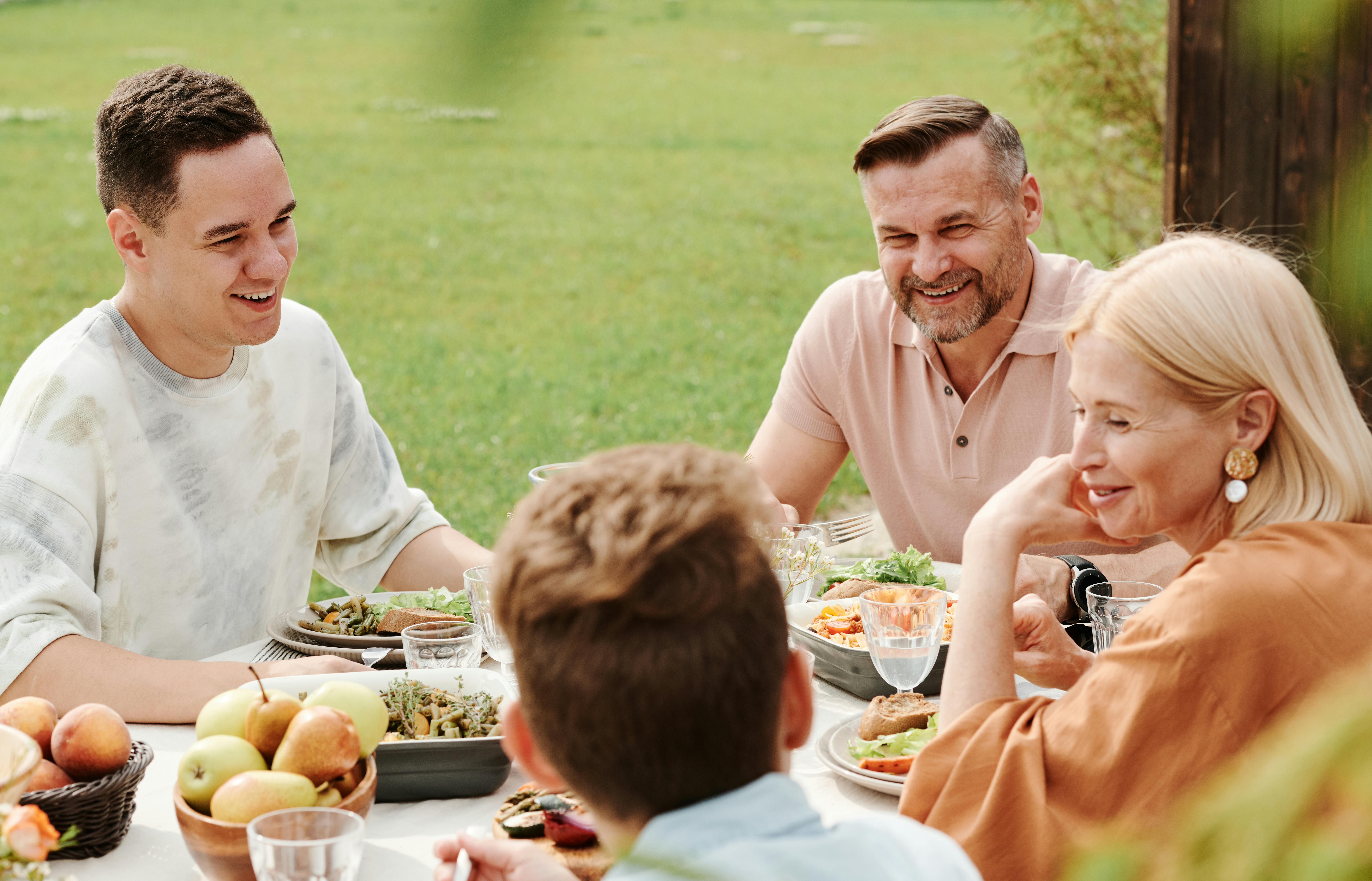 Eine Familie beim Abendessen | Quelle: Pexels