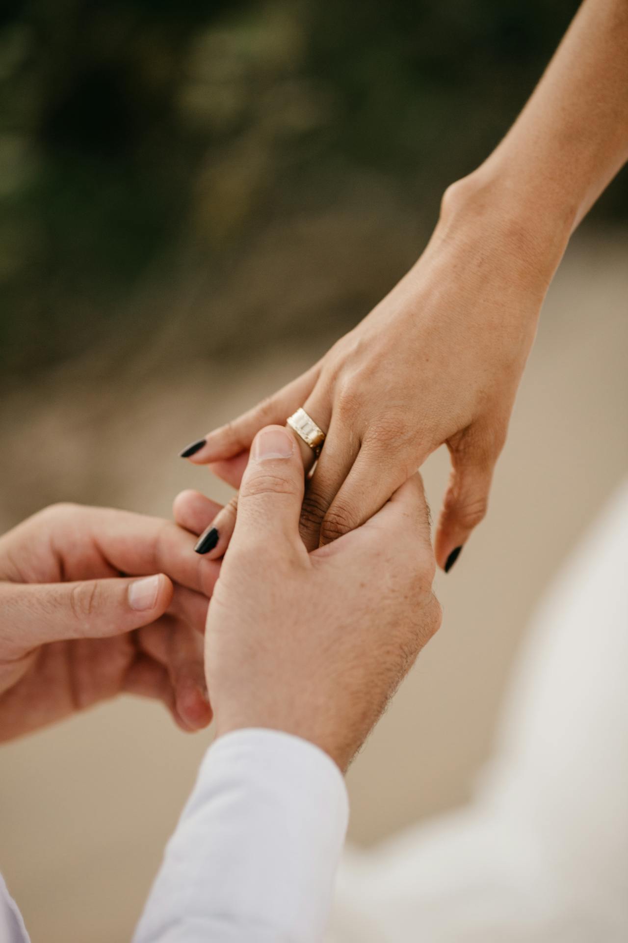 Ein Mann steckt einer Frau einen Ring an den Finger | Quelle: Pexels