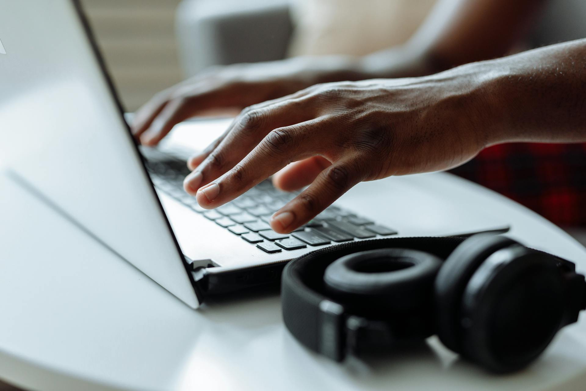 Ein Mann arbeitet an seinem Laptop | Quelle: Pexels