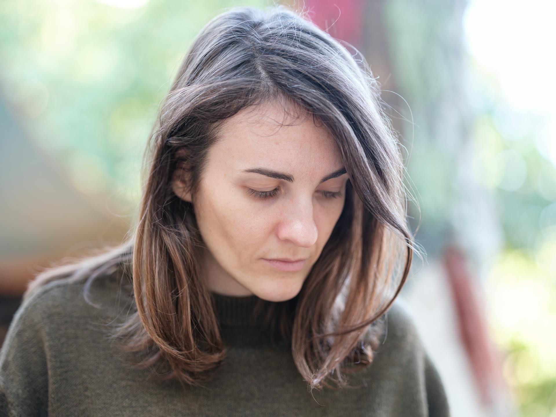 Eine aufgewühlte Frau | Quelle: Pexels