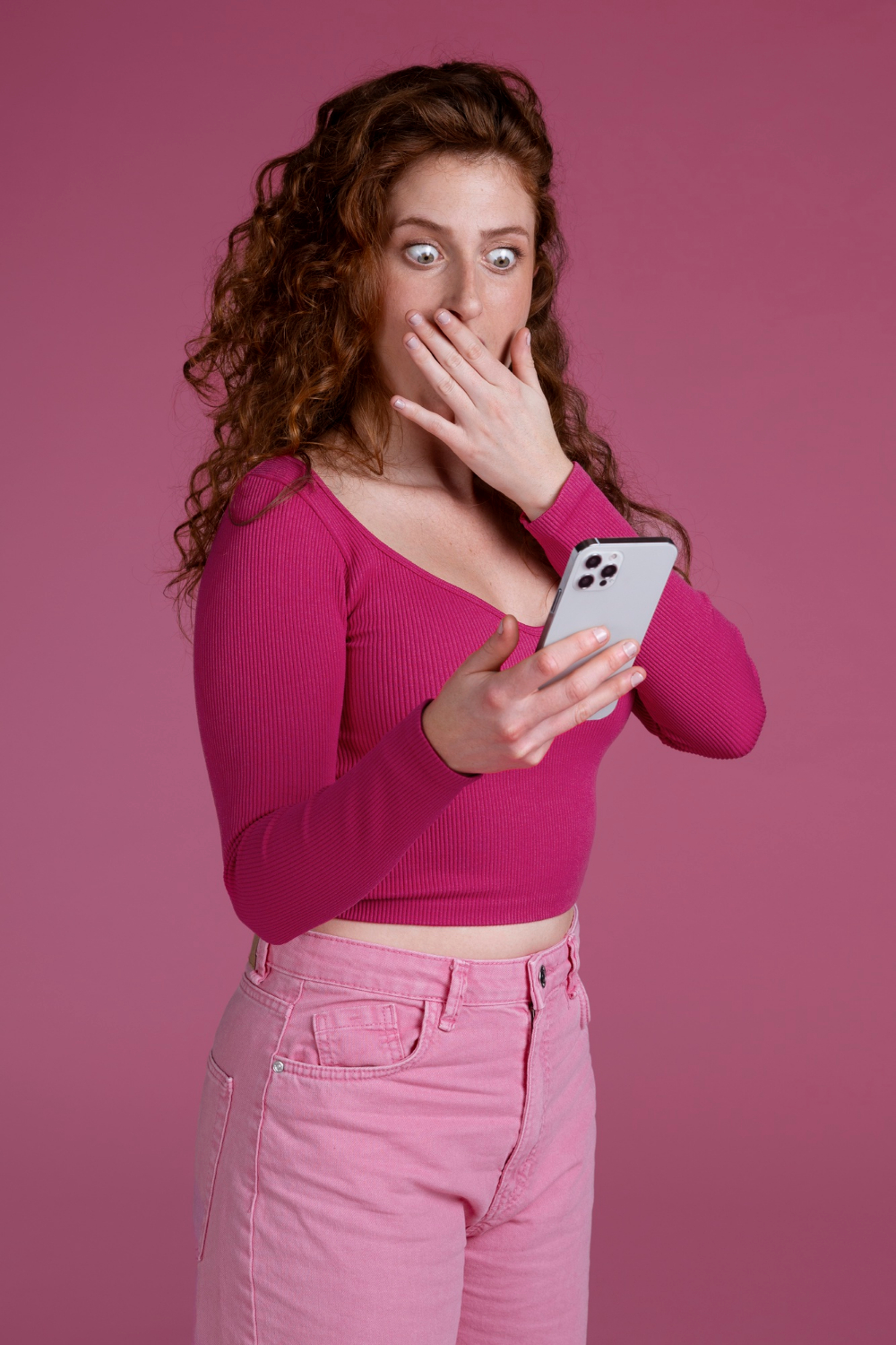 Eine erschütterte Frau schaut auf ihr Telefon | Quelle: Freepik