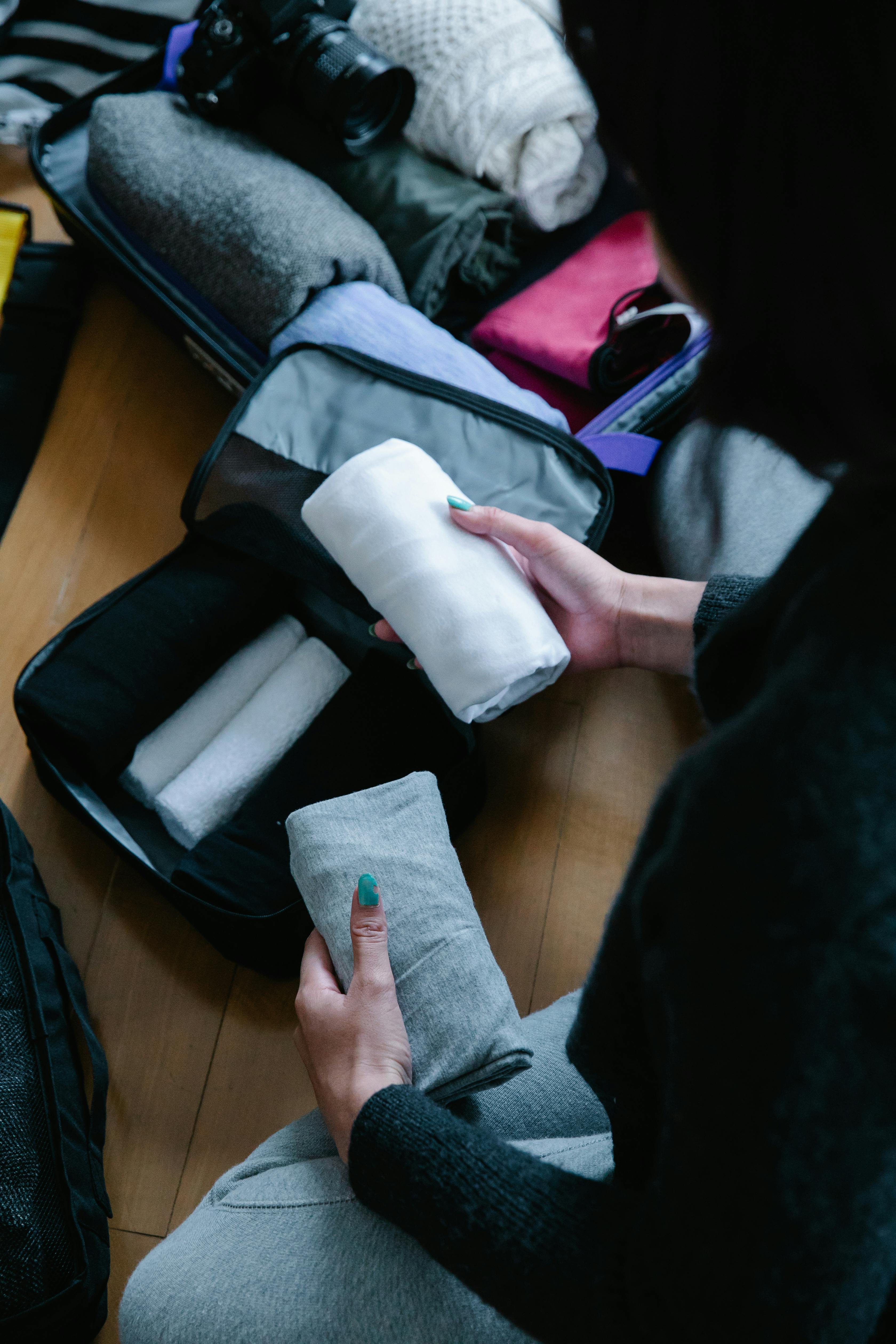 Eine Frau beim Packen | Quelle: Pexels