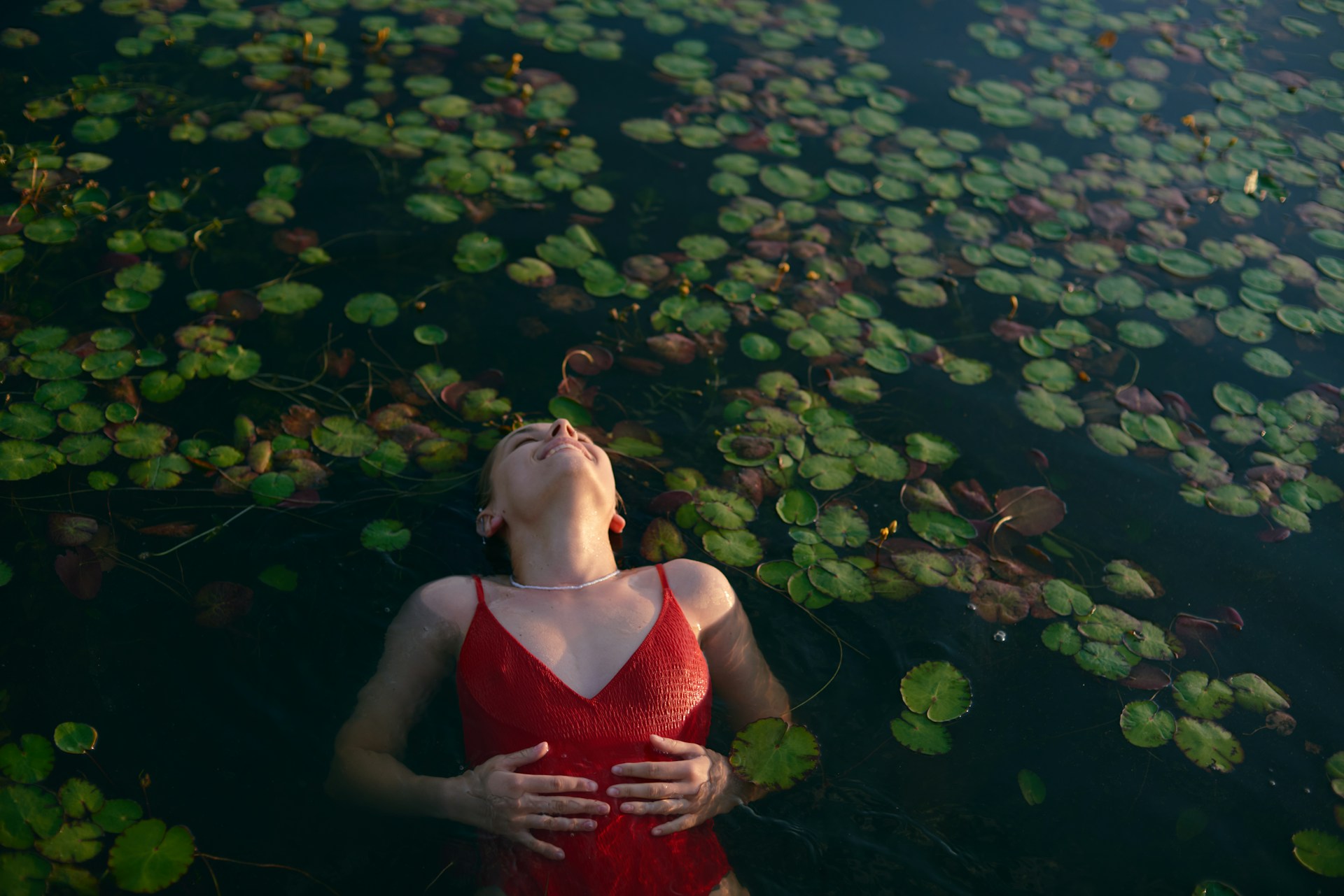 Jemand, der in einem See schwimmt | Quelle: Unsplash