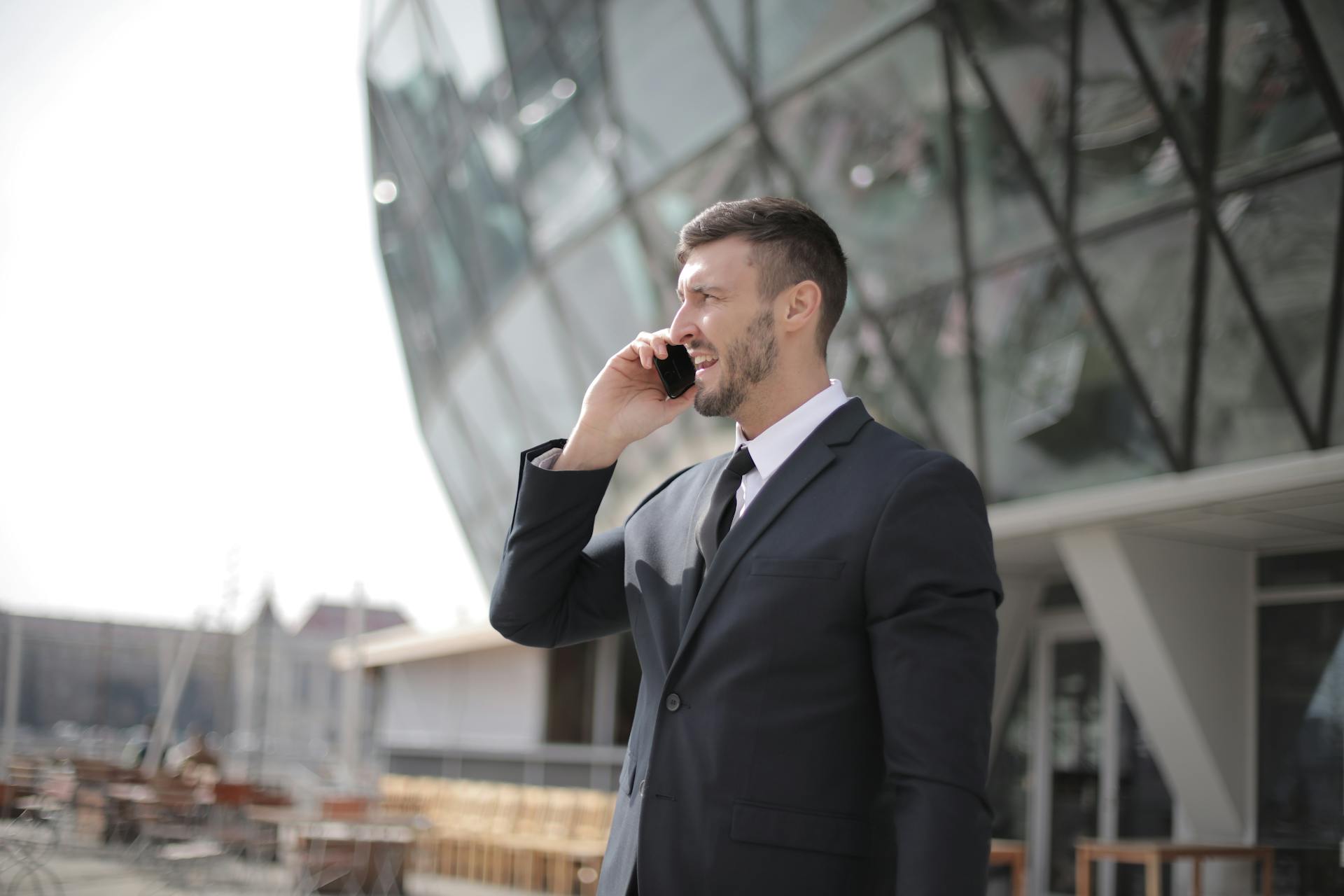 Ein Mann, der mit seinem Handy telefoniert | Quelle: Pexels