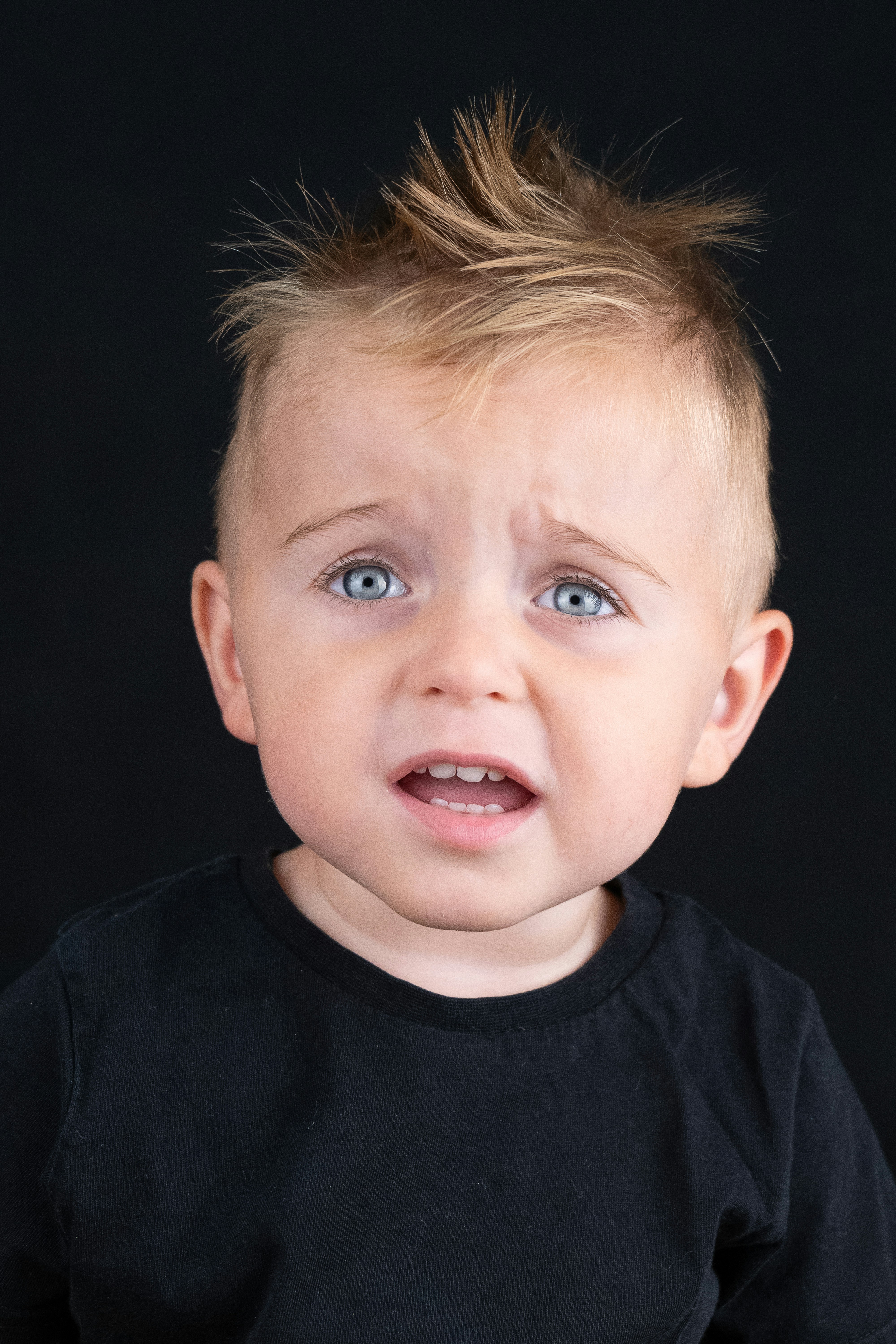 Ein aufgeregter kleiner Junge | Quelle: Unsplash