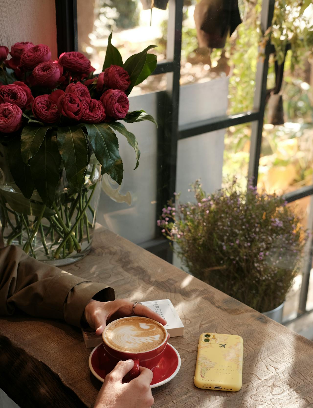 Ein Mann hält eine Kaffeetasse | Quelle: Pexels