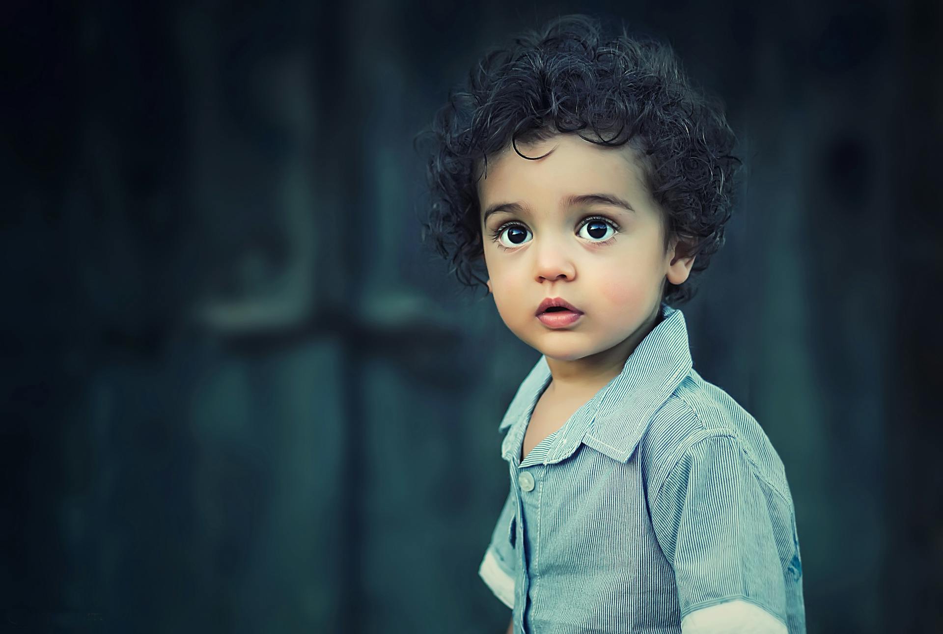 Ein Kind starrt jemanden an | Quelle: Pexels