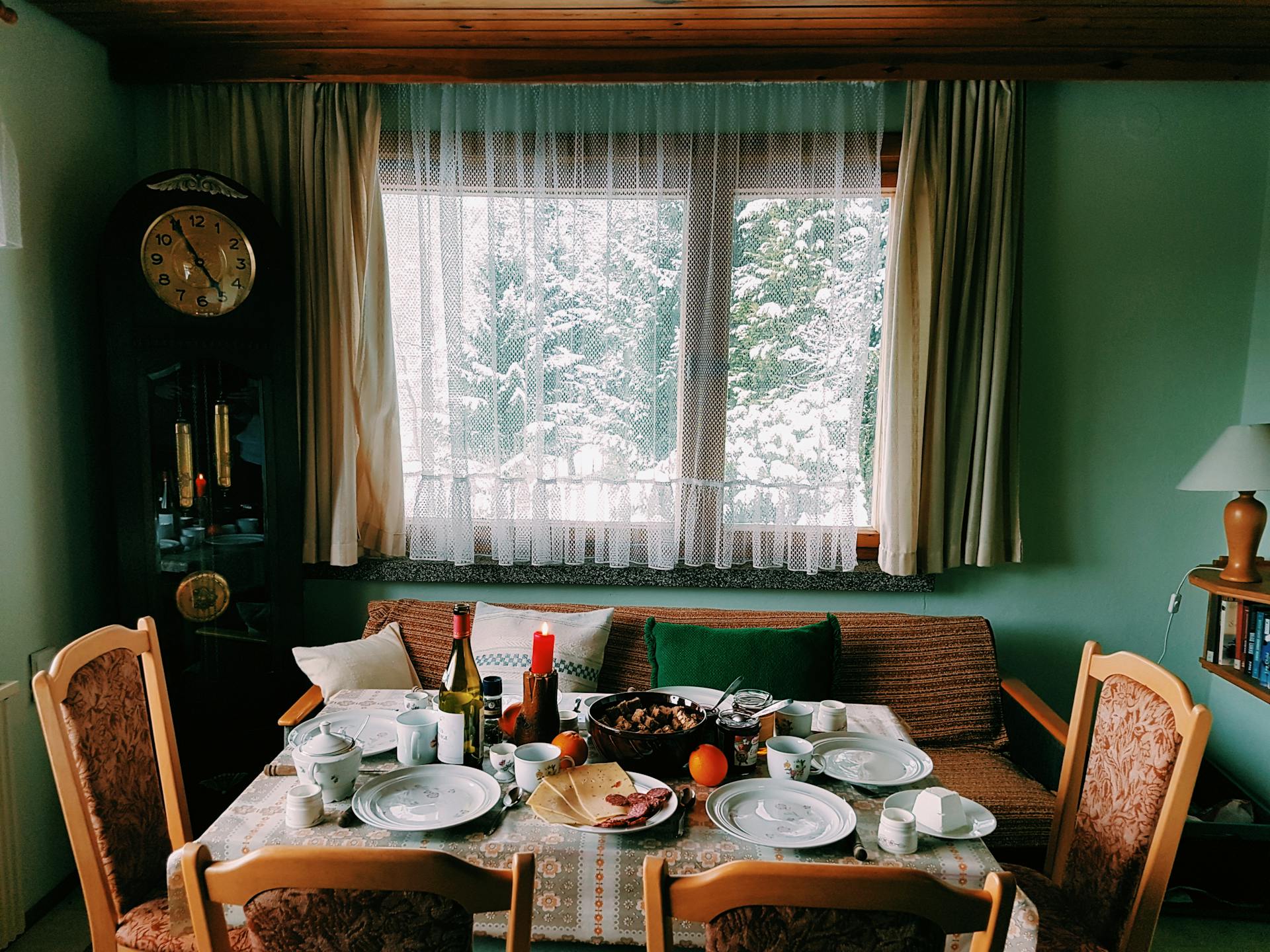 Ein für das Abendessen gedeckter Tisch | Quelle: Pexels