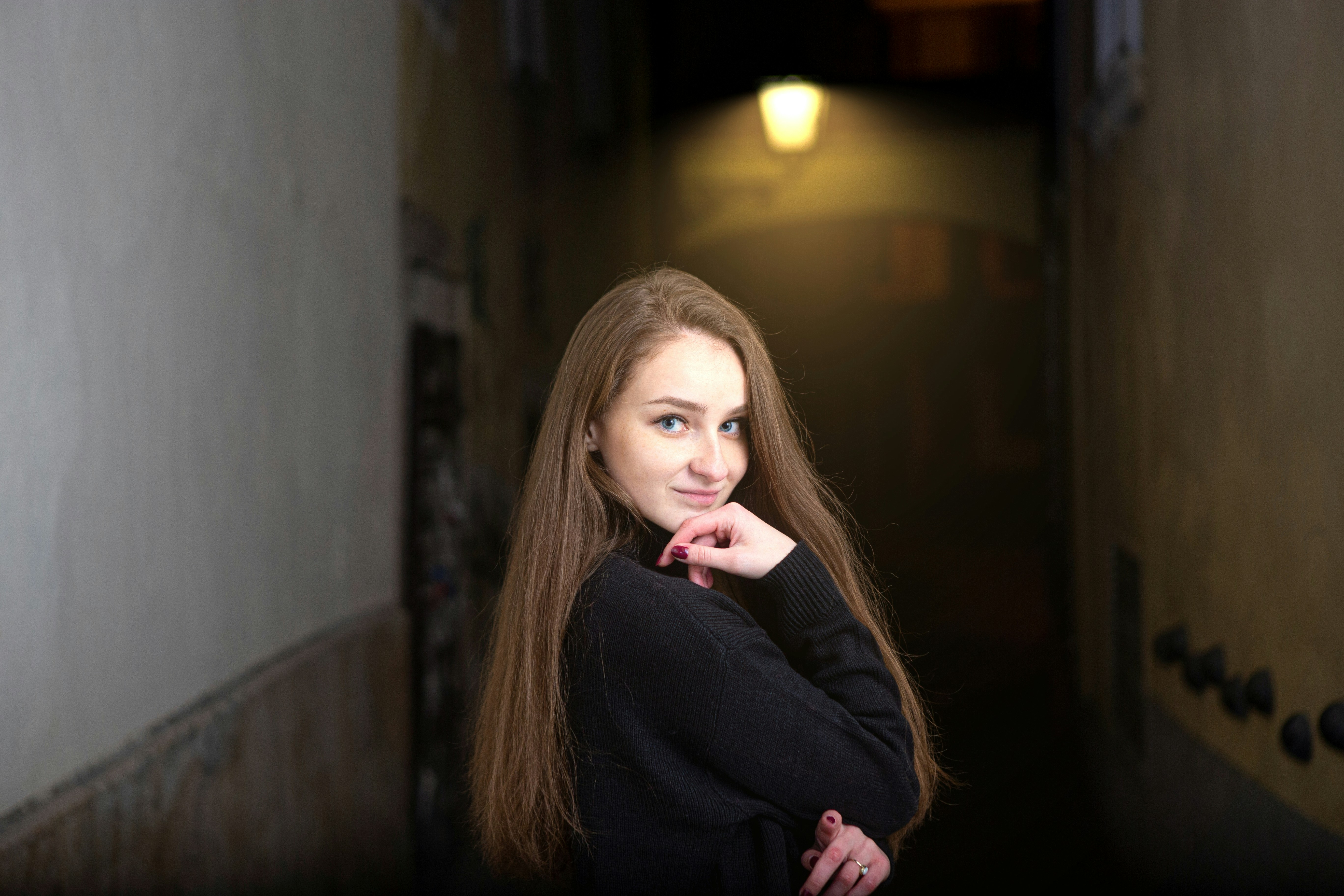 Ein Mädchen im Teenageralter trägt einen schwarzen Pullover | Quelle: Unsplash
