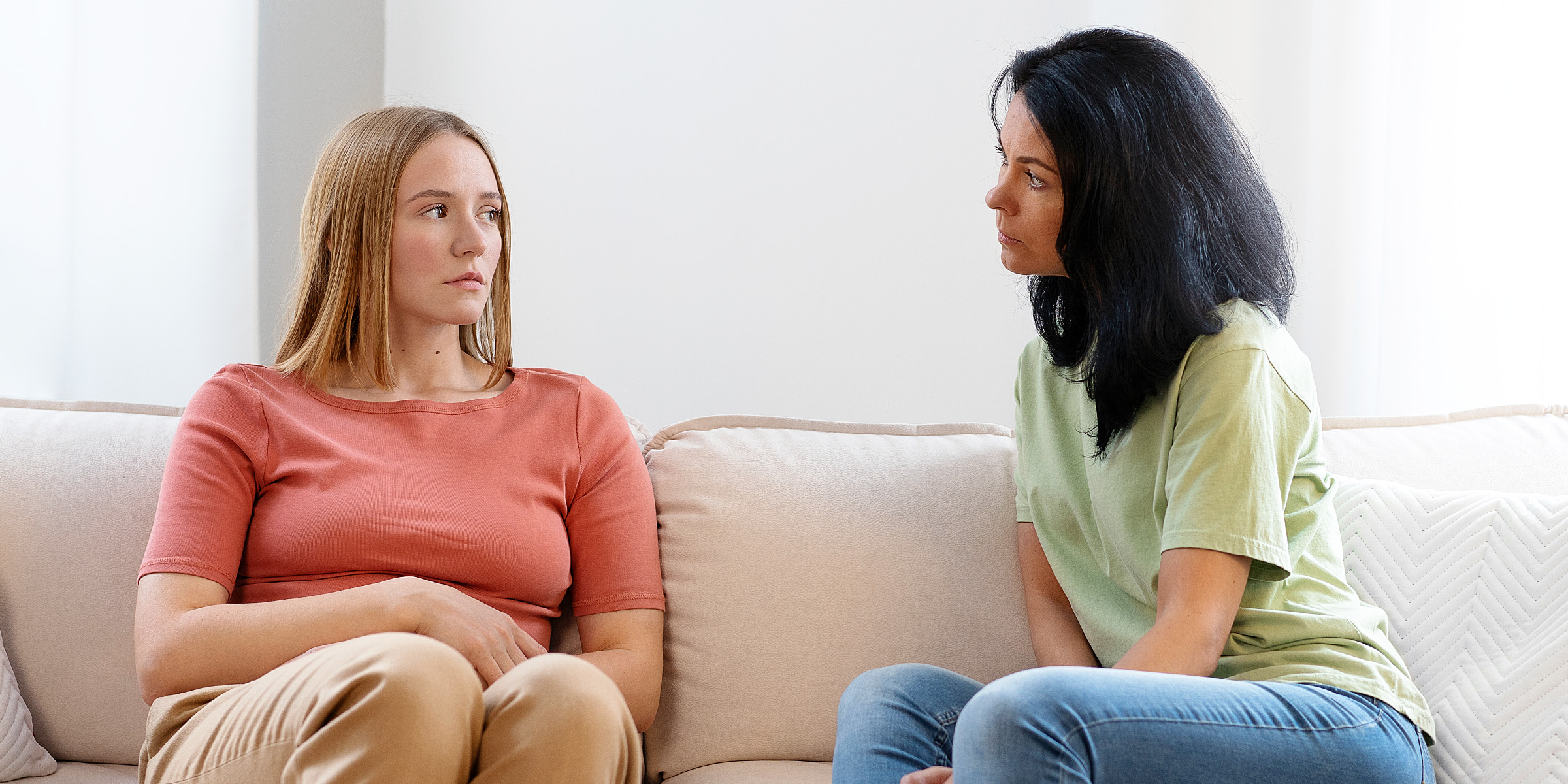 Zwei Frauen führen ein ernstes Gespräch | Quelle: Freepik