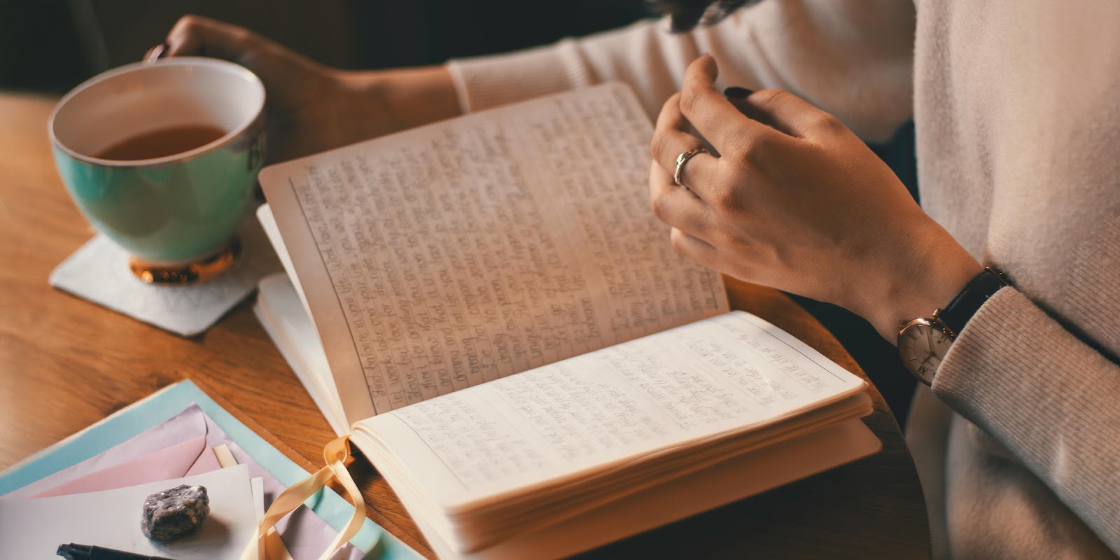 Eine Frau mit einem Tagebuch | Quelle: Pexels