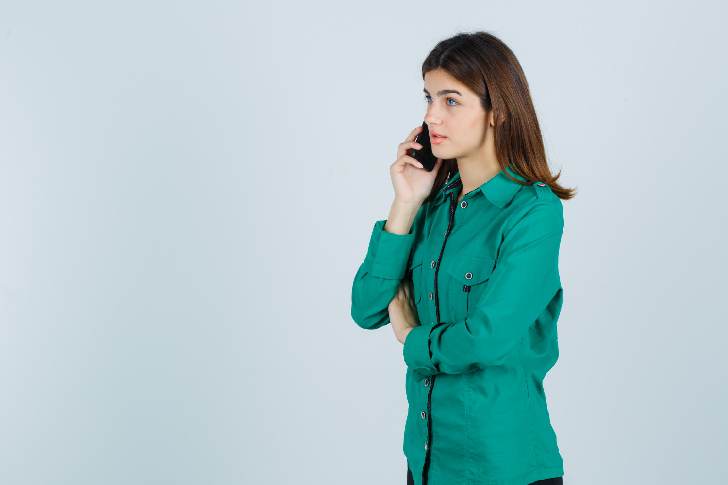 Seitenansicht einer frustrierten Frau beim Telefonieren | Quelle: Freepik
