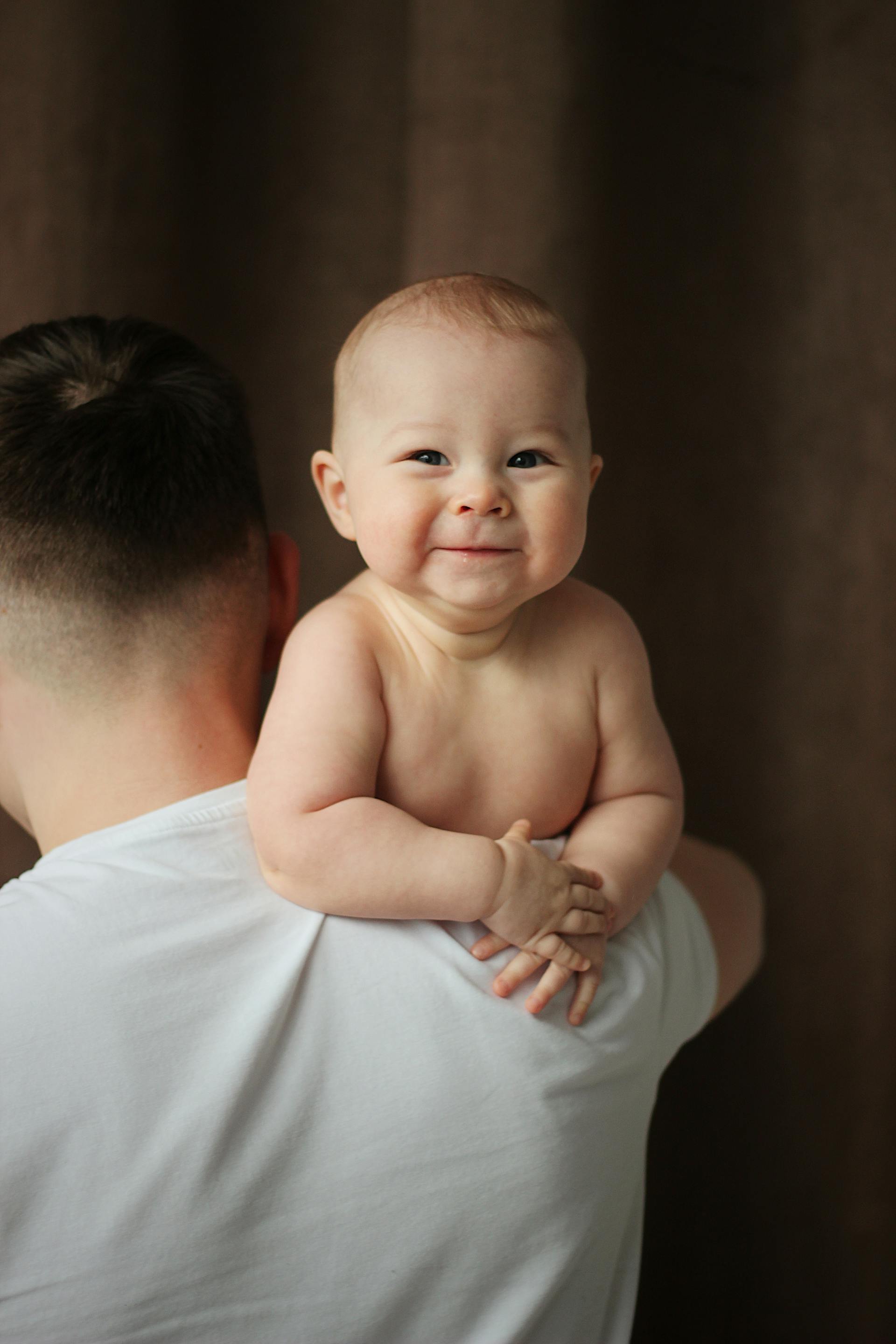 Ein Mann, der ein Baby trägt | Quelle: Pexels
