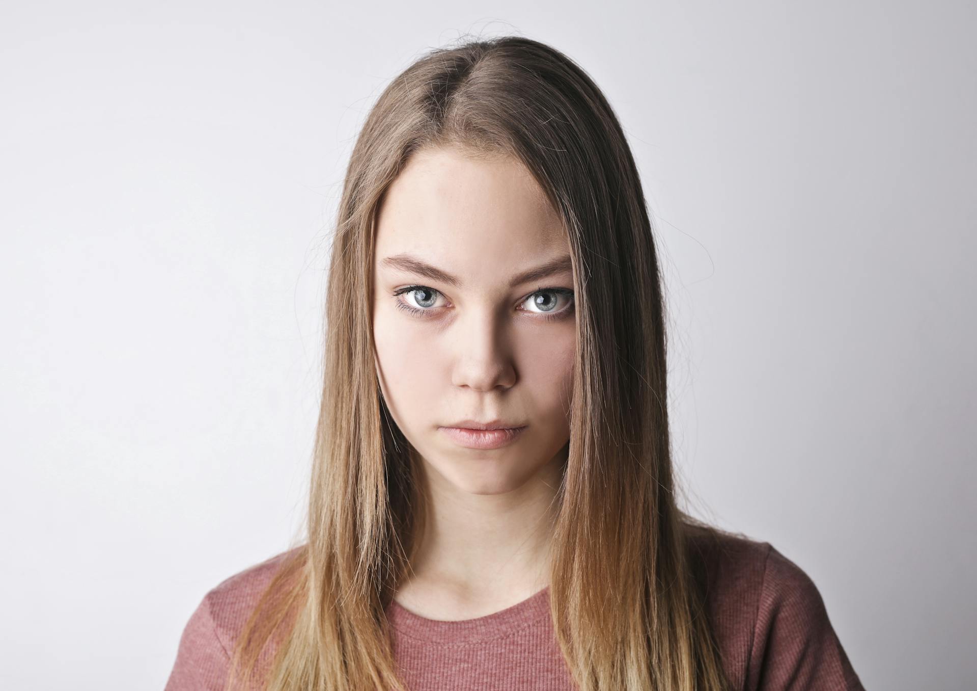 Ein junges Mädchen mit einem ernsten Gesichtsausdruck | Quelle: Pexels
