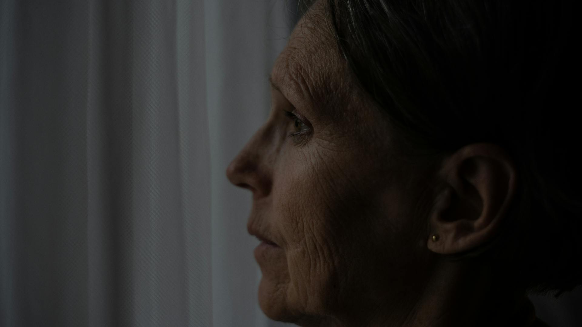 Eine Nahaufnahme einer traurigen älteren Frau | Quelle: Pexels