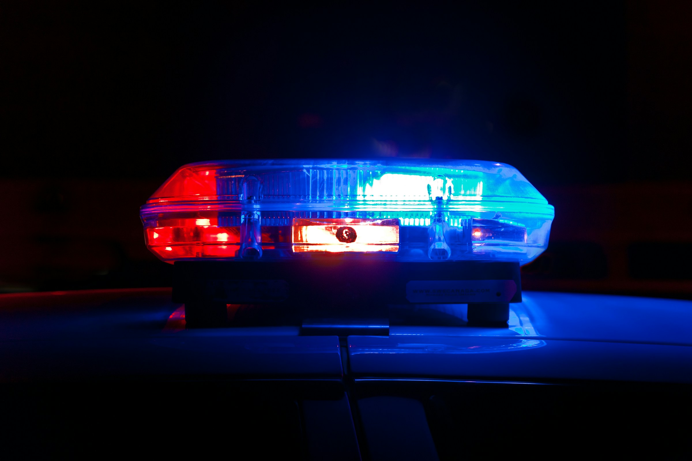 Blaue und rote Lichter an einem Polizeiauto | Quelle: Unsplash