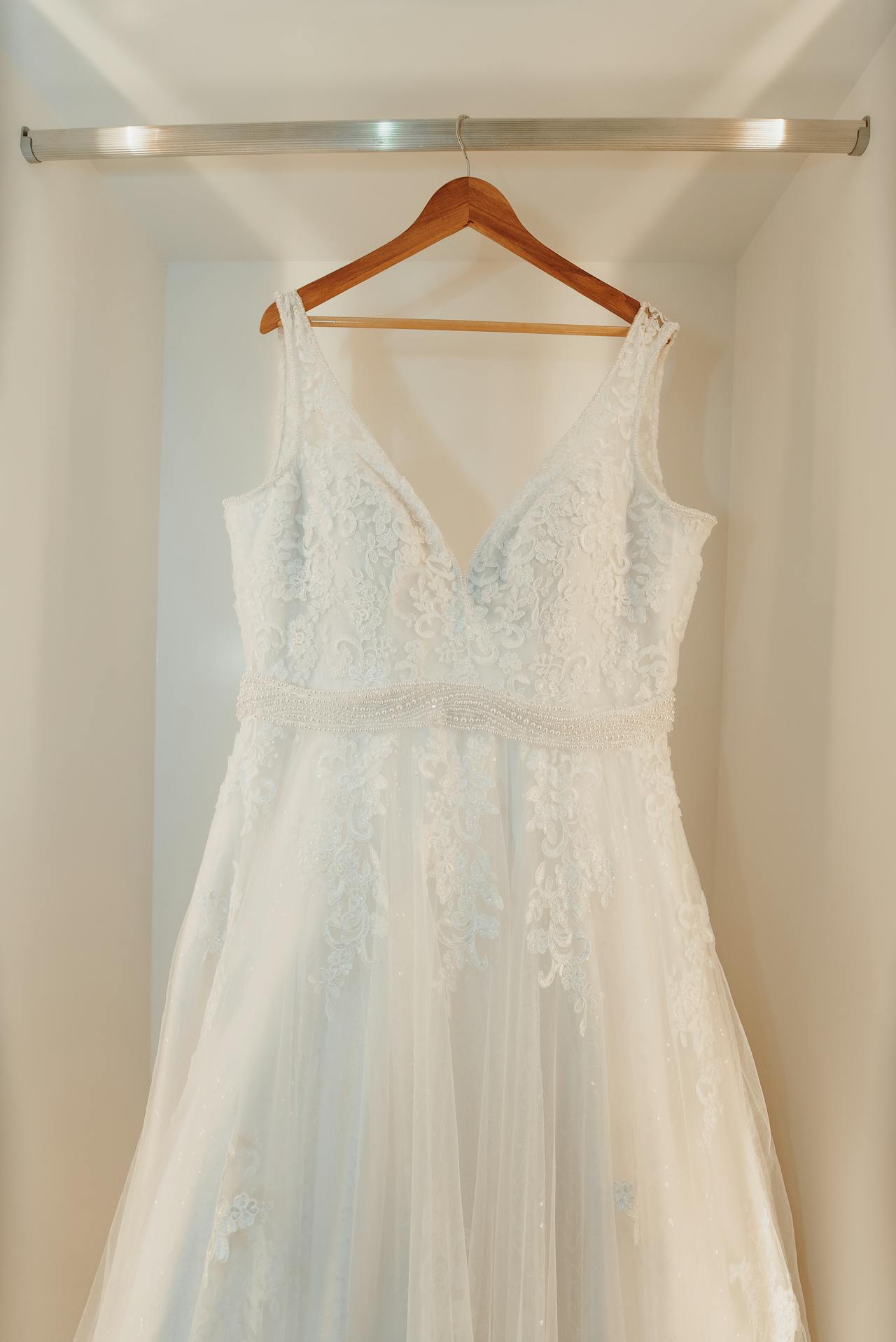 Ein Hochzeitskleid auf einem Kleiderbügel | Quelle: Pexels