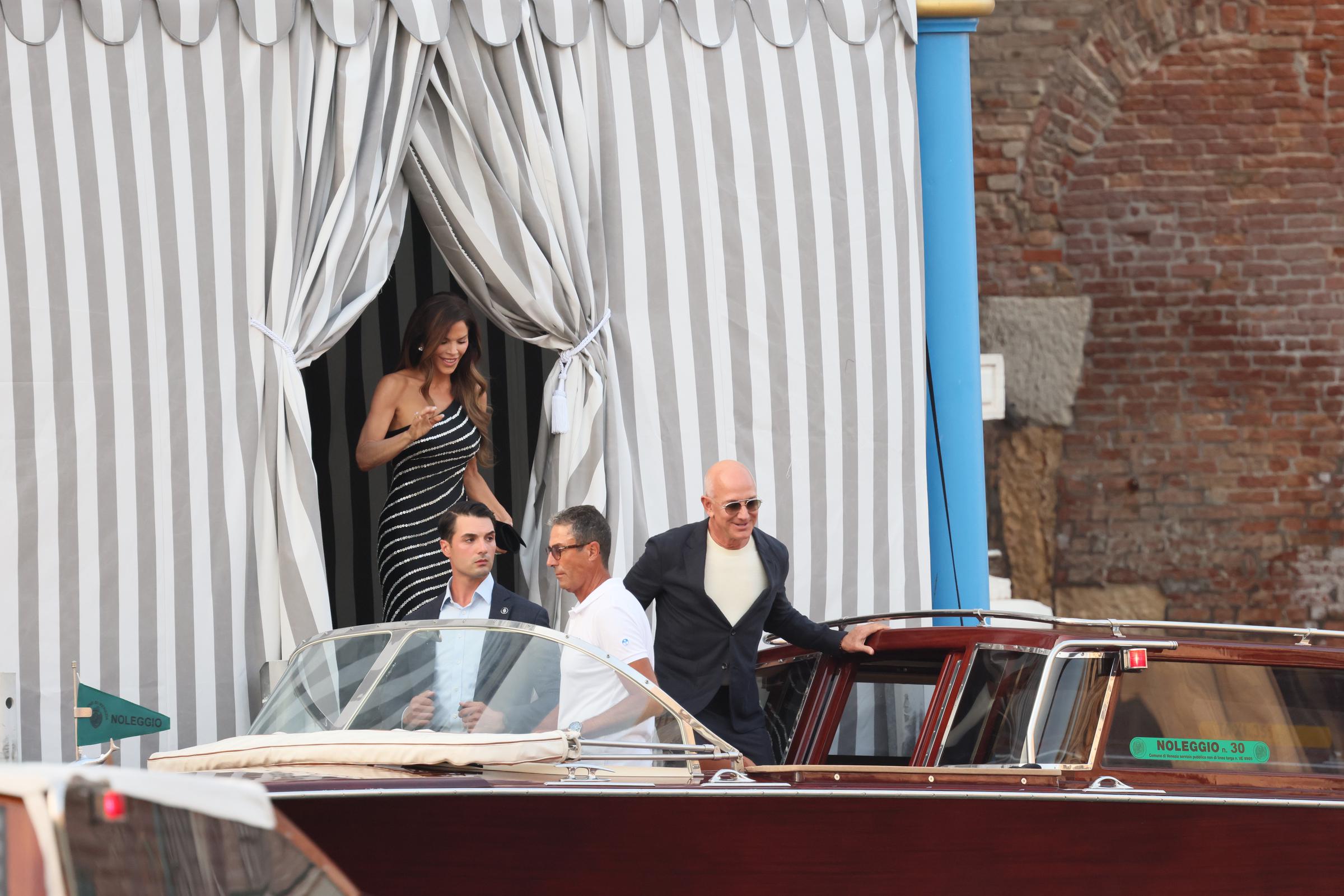 Lauren Sanchez tritt hinter Jeff Bezos hervor, als er am 25. Juni 2025 in Venedig, Italien, ein Wassertaxi besteigt, bevor sie ihre Hochzeit feiern | Quelle: Getty Images