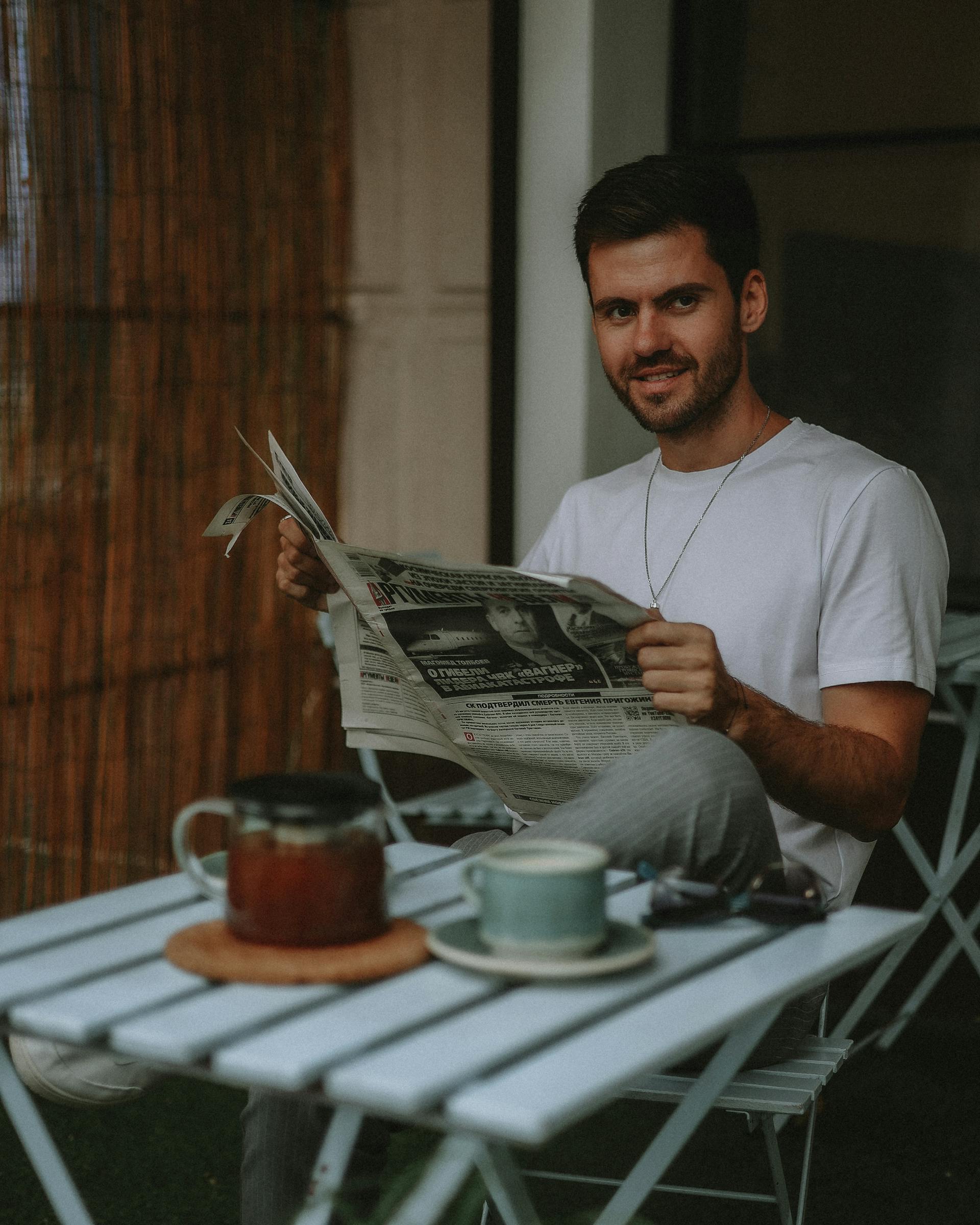 Ein Mann, der draußen sitzt | Quelle: Pexels