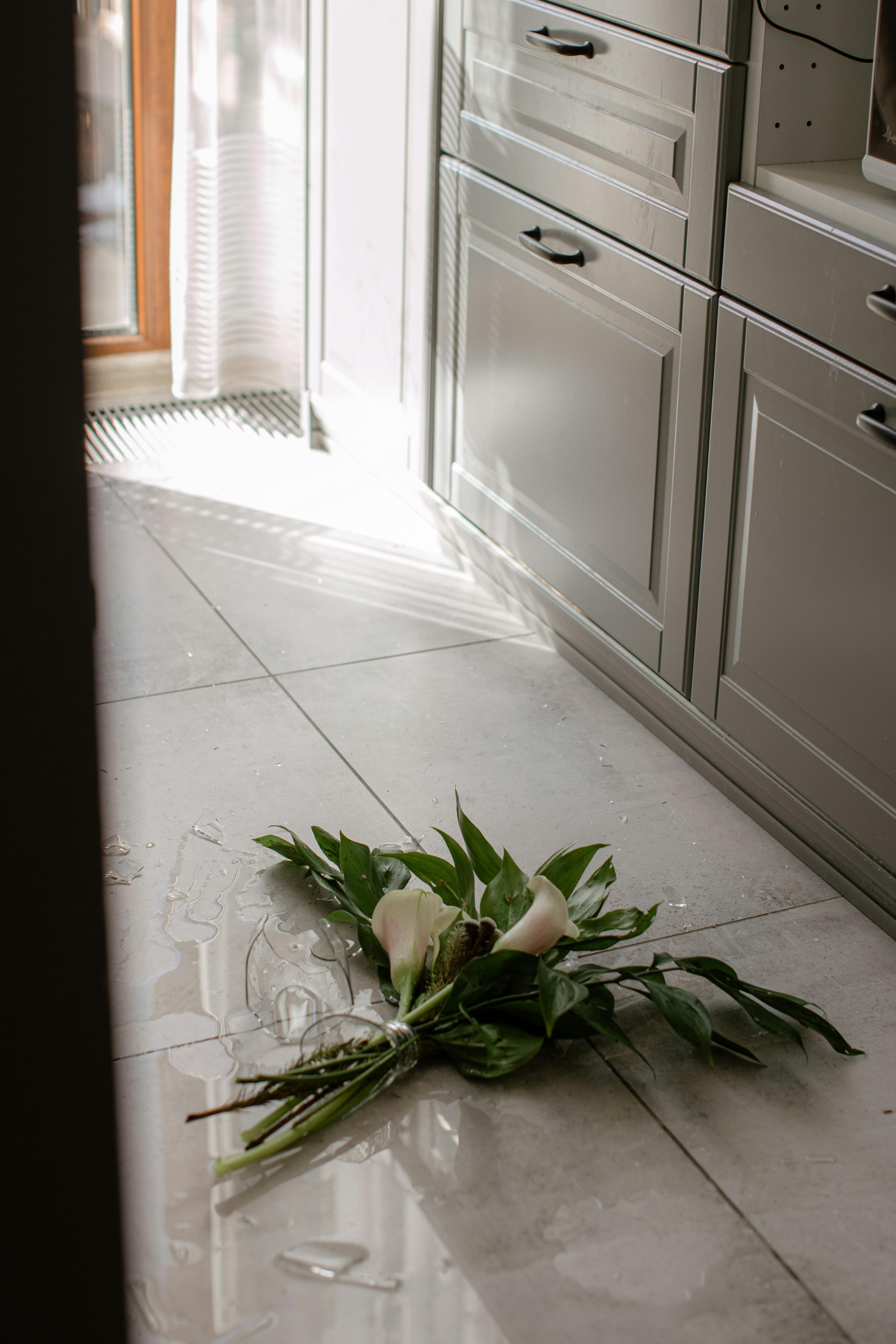 Eine zerbrochene Vase auf einem Boden | Quelle: Pexels