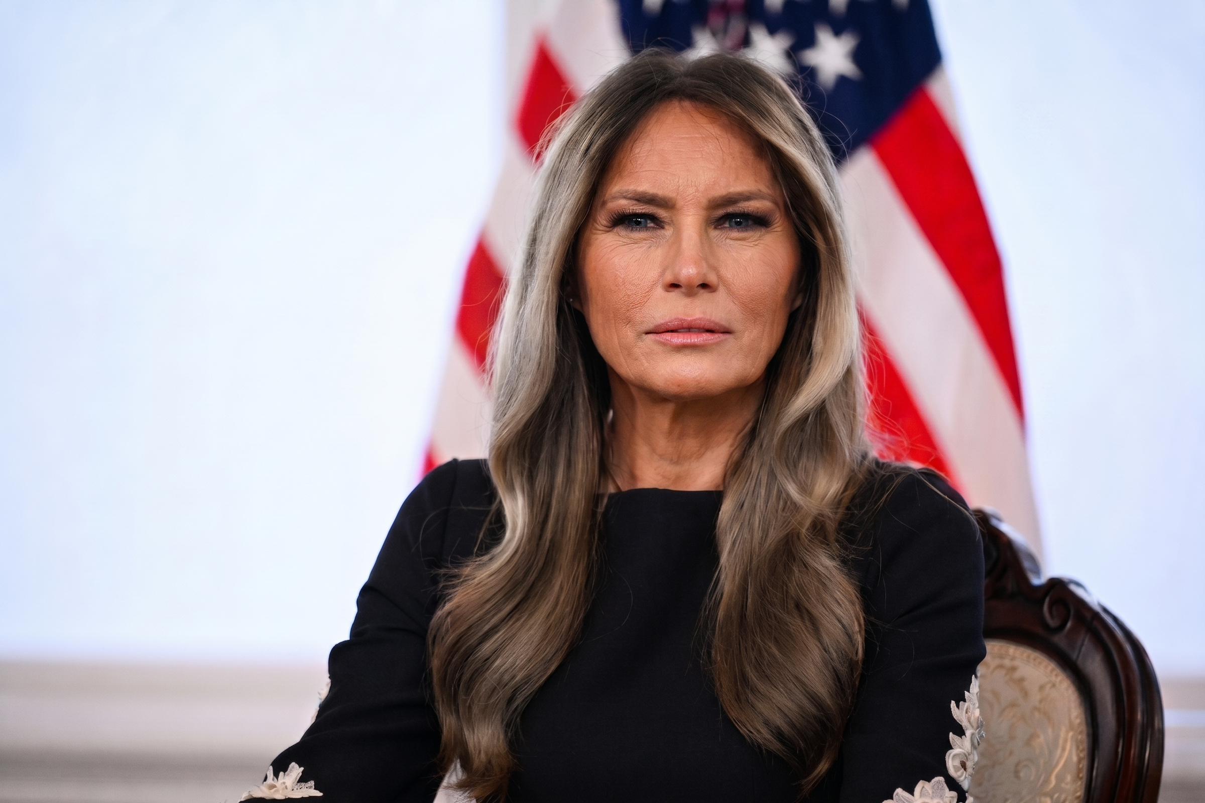 Ein von einer KI erstelltes Bild zeigt eine reifer wirkende Version von Trump, die in einer formellen Umgebung sitzt. Die Darstellung betont die altersbedingte Hautstruktur und die Gesichtsfalten, behält dabei aber ihre erkennbaren Gesichtszüge bei. | Quelle: Gemini