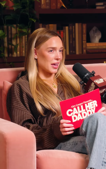 Alex Cooper redet mit Charlize Theron auf dem Teaser für "Call Her Daddy" am 1. Juli 2025 | Quelle: Instagram/callherdaddy