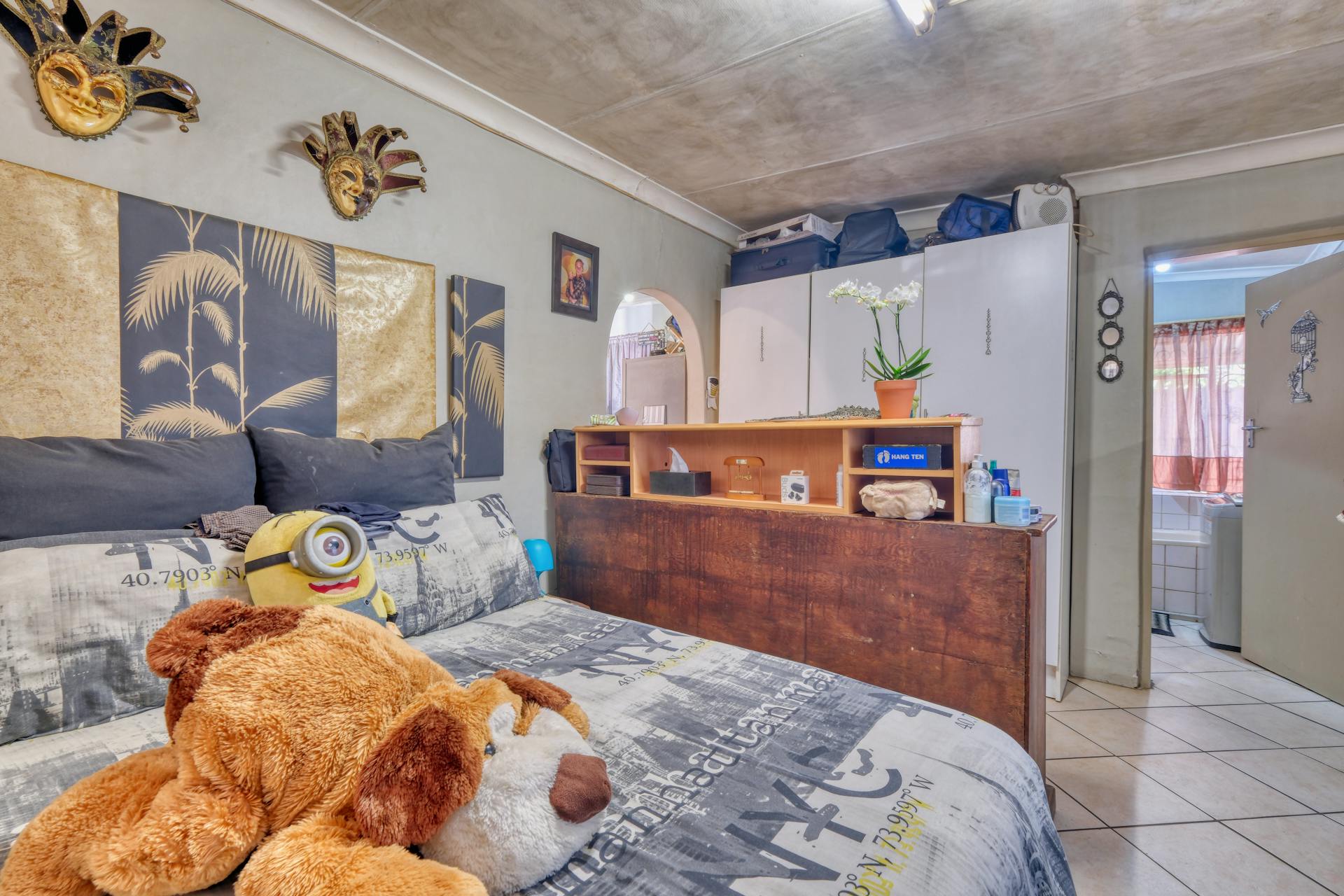 Ein Schlafzimmer mit alten Plüschtieren auf dem Bett | Quelle: Pexels