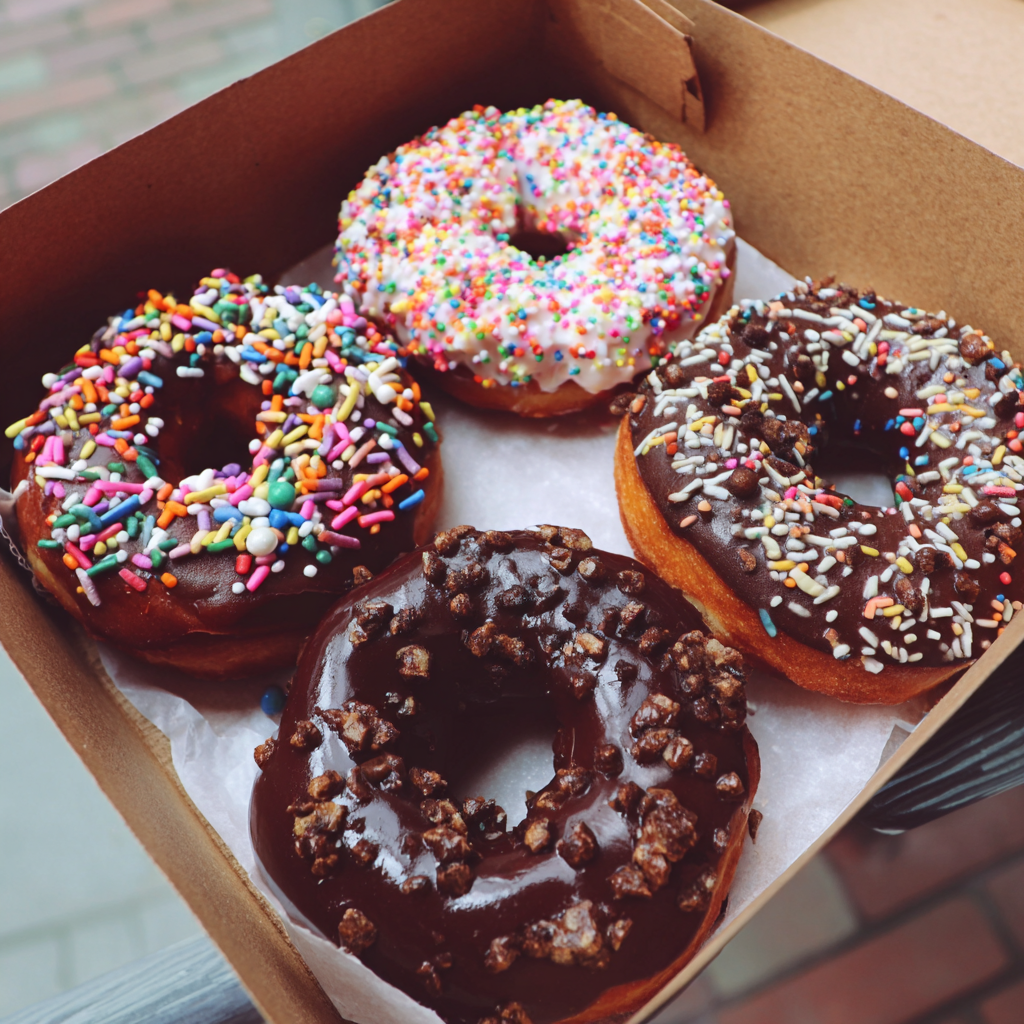Eine Schachtel mit Schokoladen-Donuts | Quelle: Midjourney