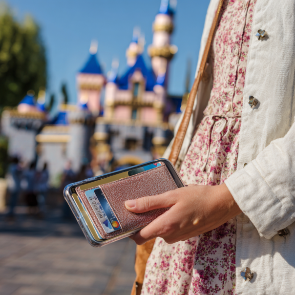Eine Frau hält ihr Telefon, ihren Pass, ihren Ausweis und ihre Karten in der Hand | Quelle: Midjourney