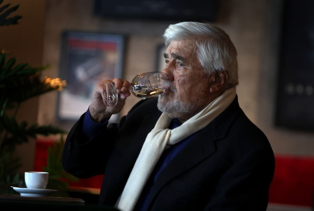 Der Schauspieler Mario Adorf sitzt vor der Matinee der technisch überarbeiteten 4K-Fassung von „Winnetou I“ im Café des Arri-Kinos. | Quelle: Getty Images