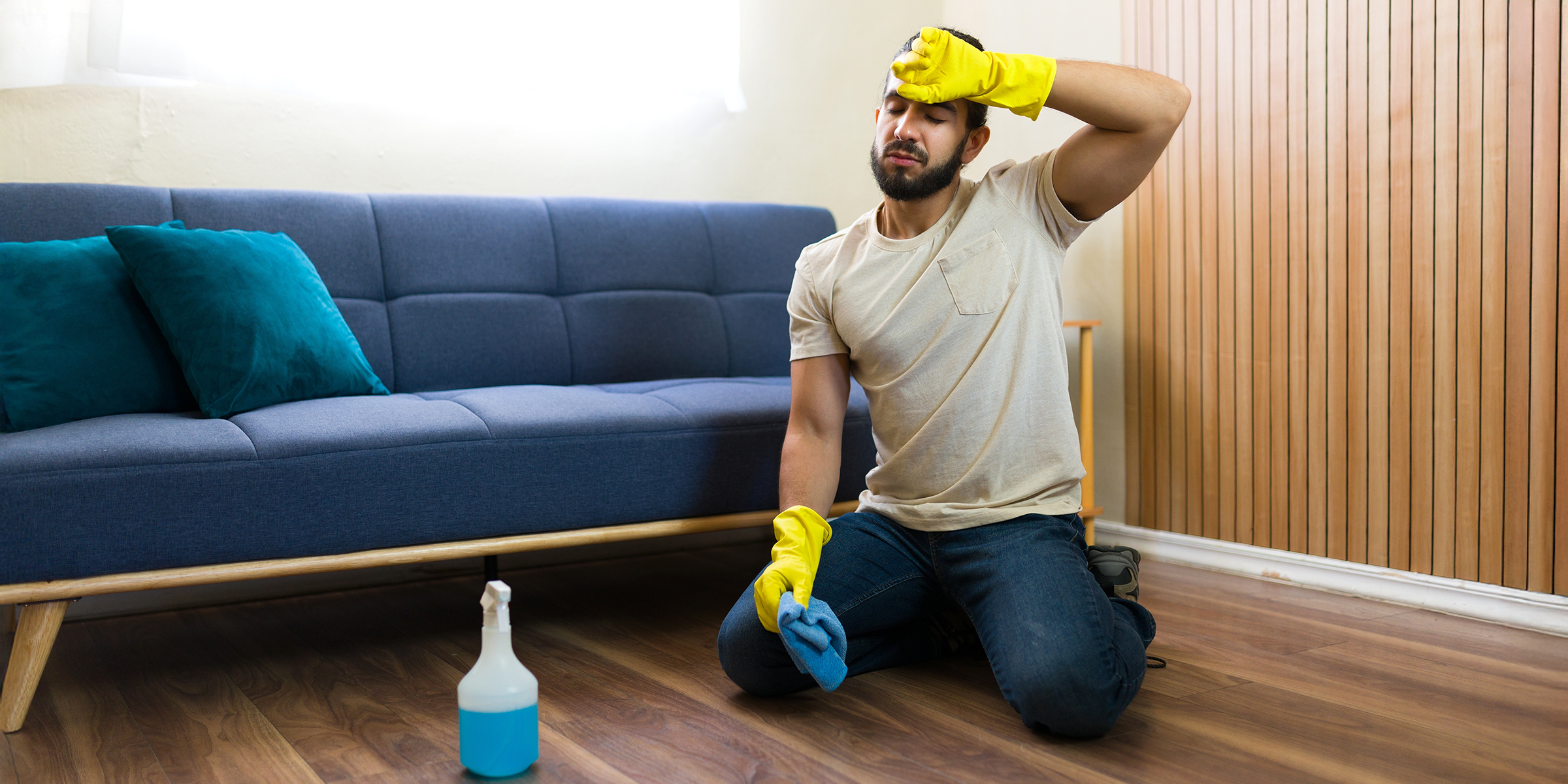Ein Mann putzt den Boden | Quelle: Shutterstock