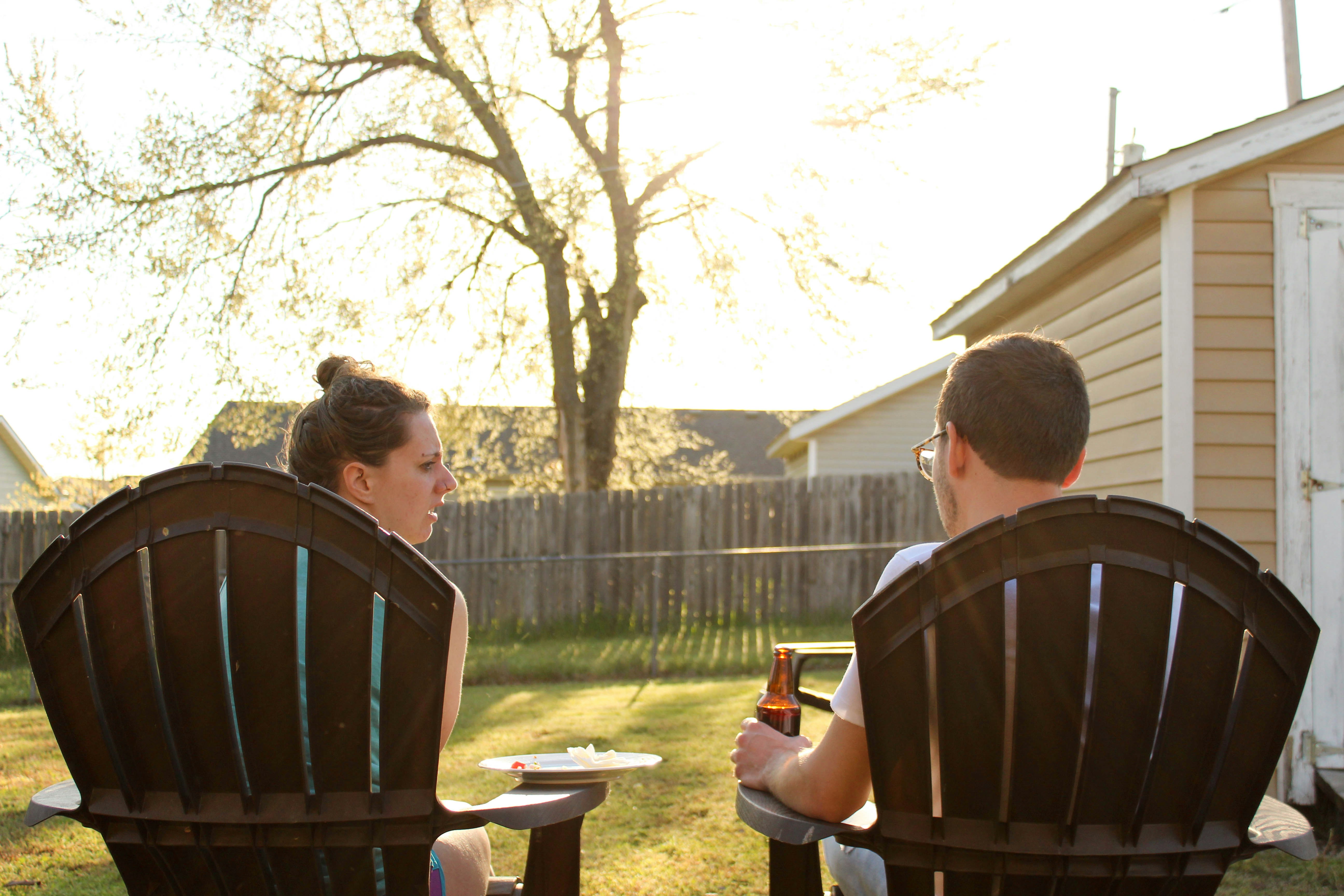 Ein Paar, das draußen sitzt | Quelle: Unsplash