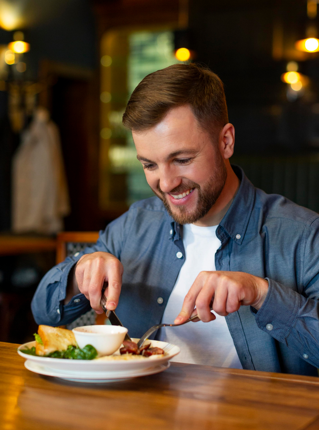 Ein fröhlicher Mann beim Essen | Quelle: Freepik