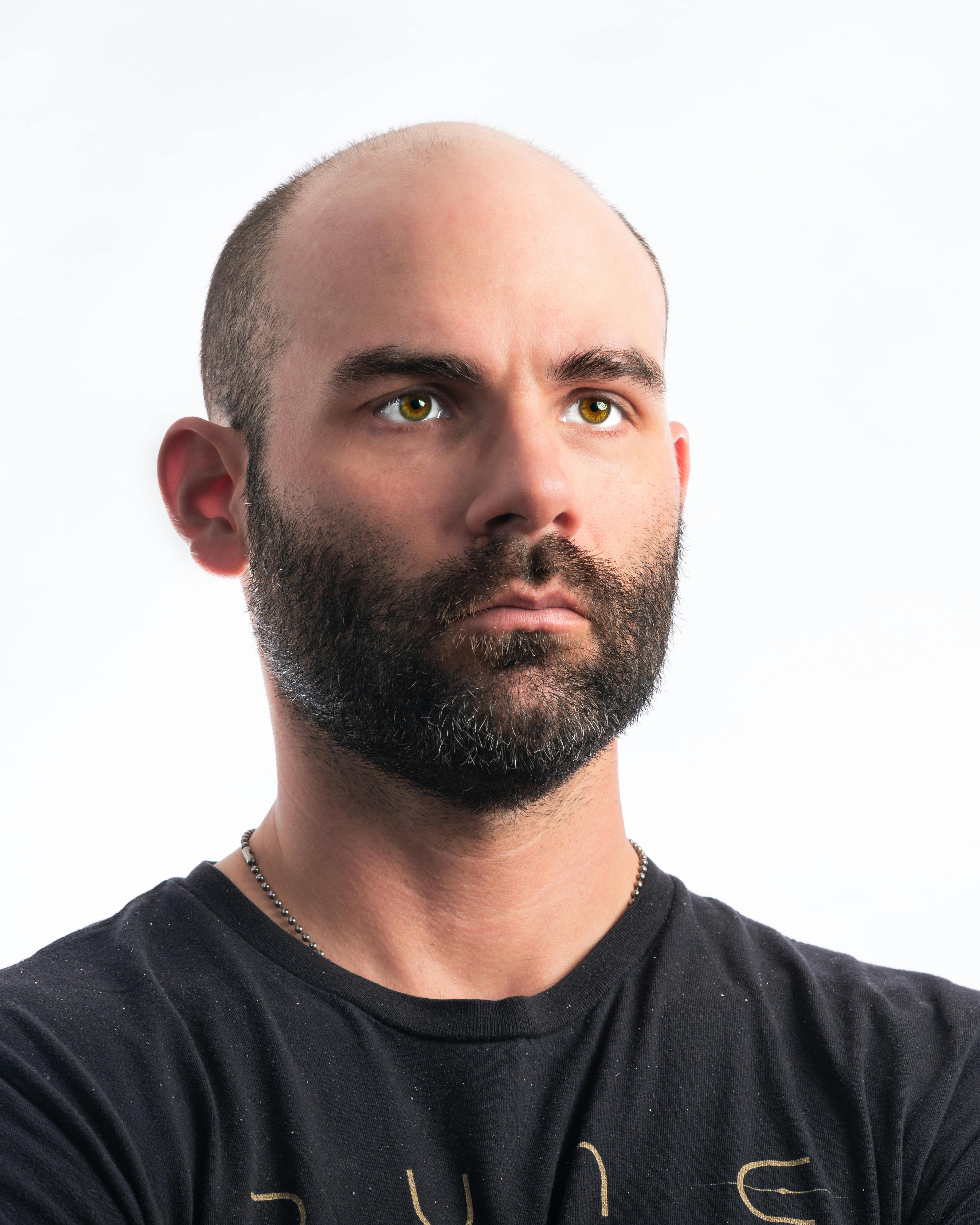 Ein strenger Mann mit einem schwarzen T-Shirt | Quelle: Pexels