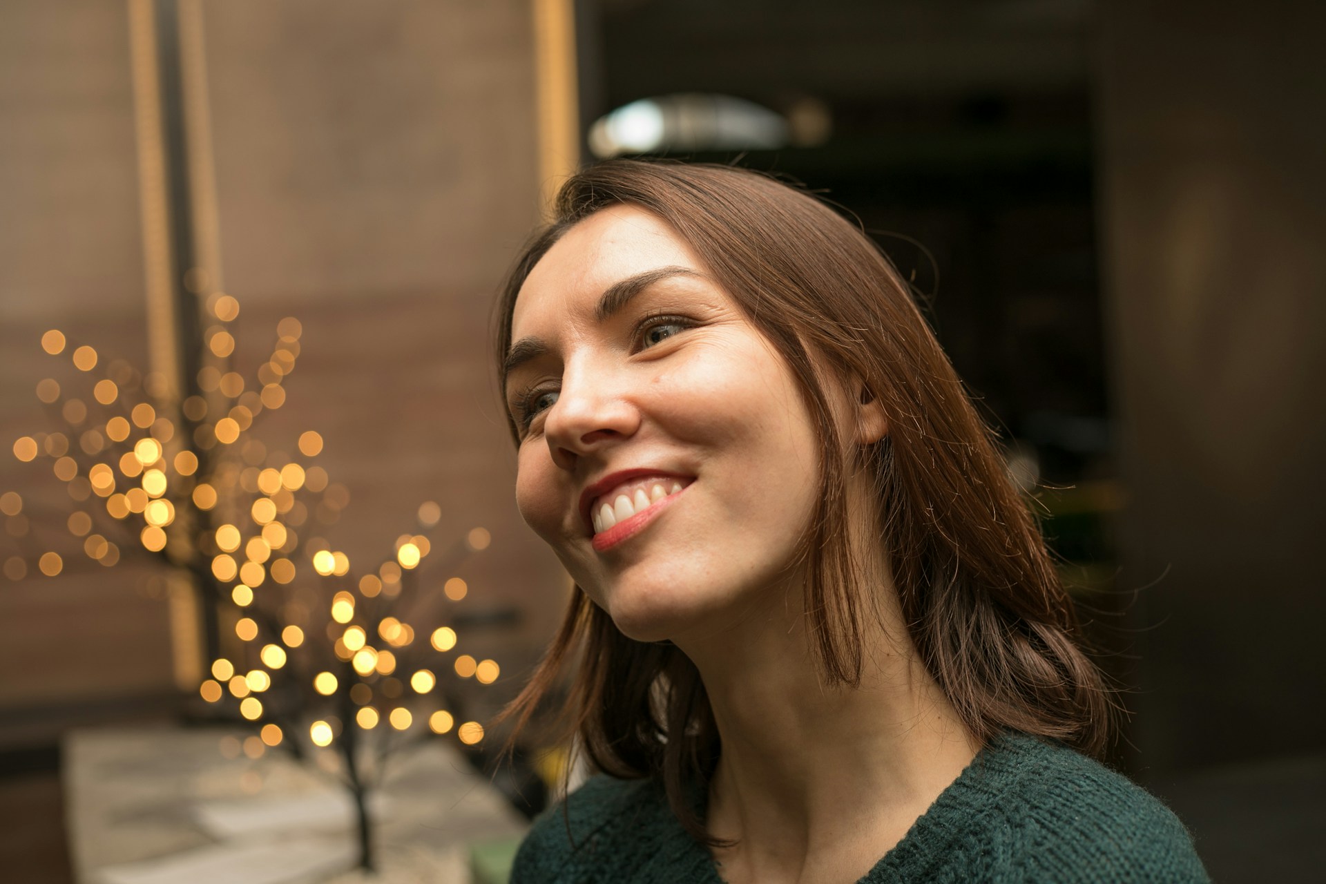 Eine Frau, die jemanden anlächelt | Quelle: Unsplash