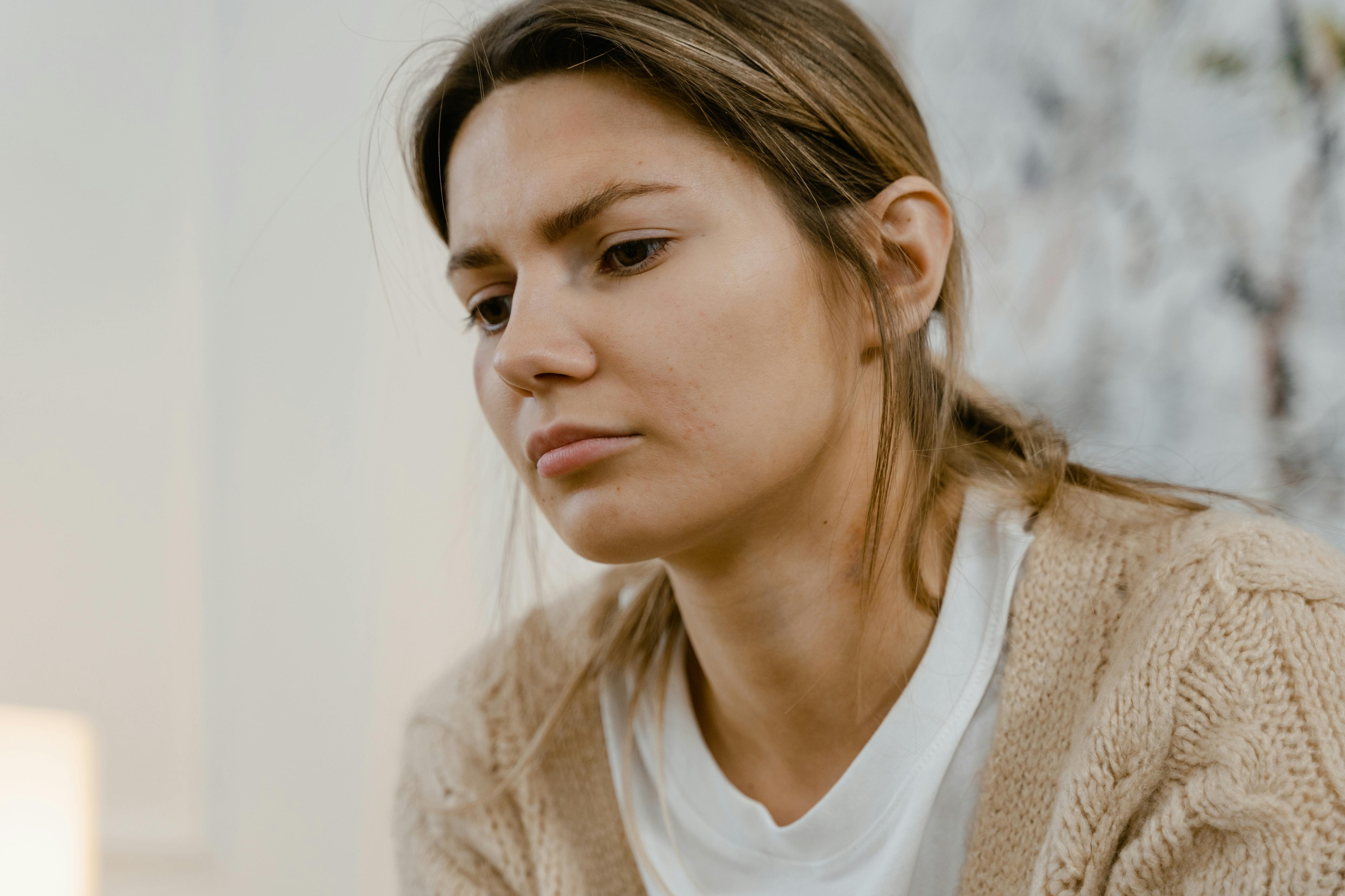 Eine in Gedanken versunkene Frau | Quelle: Pexels
