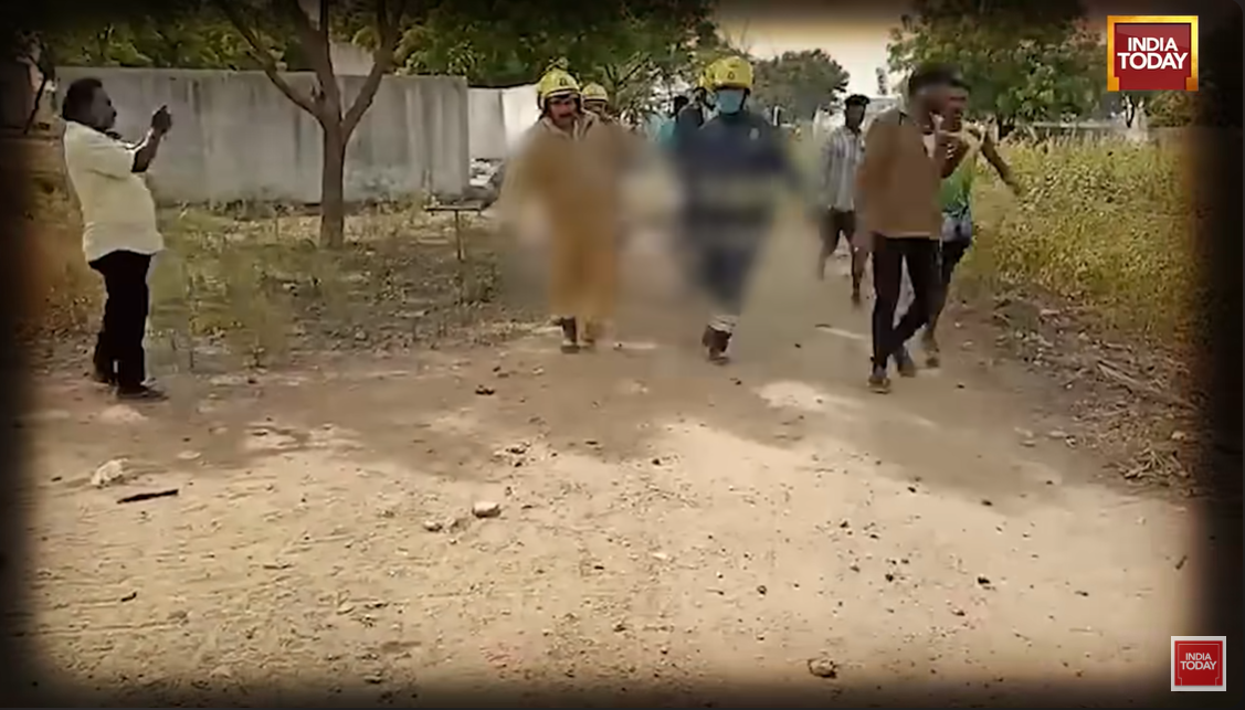 Rettungskräfte tragen ein Opfer vom Explosionsort weg, aufgenommen am 1. Juli 2025 | Quelle: YouTube/India Today