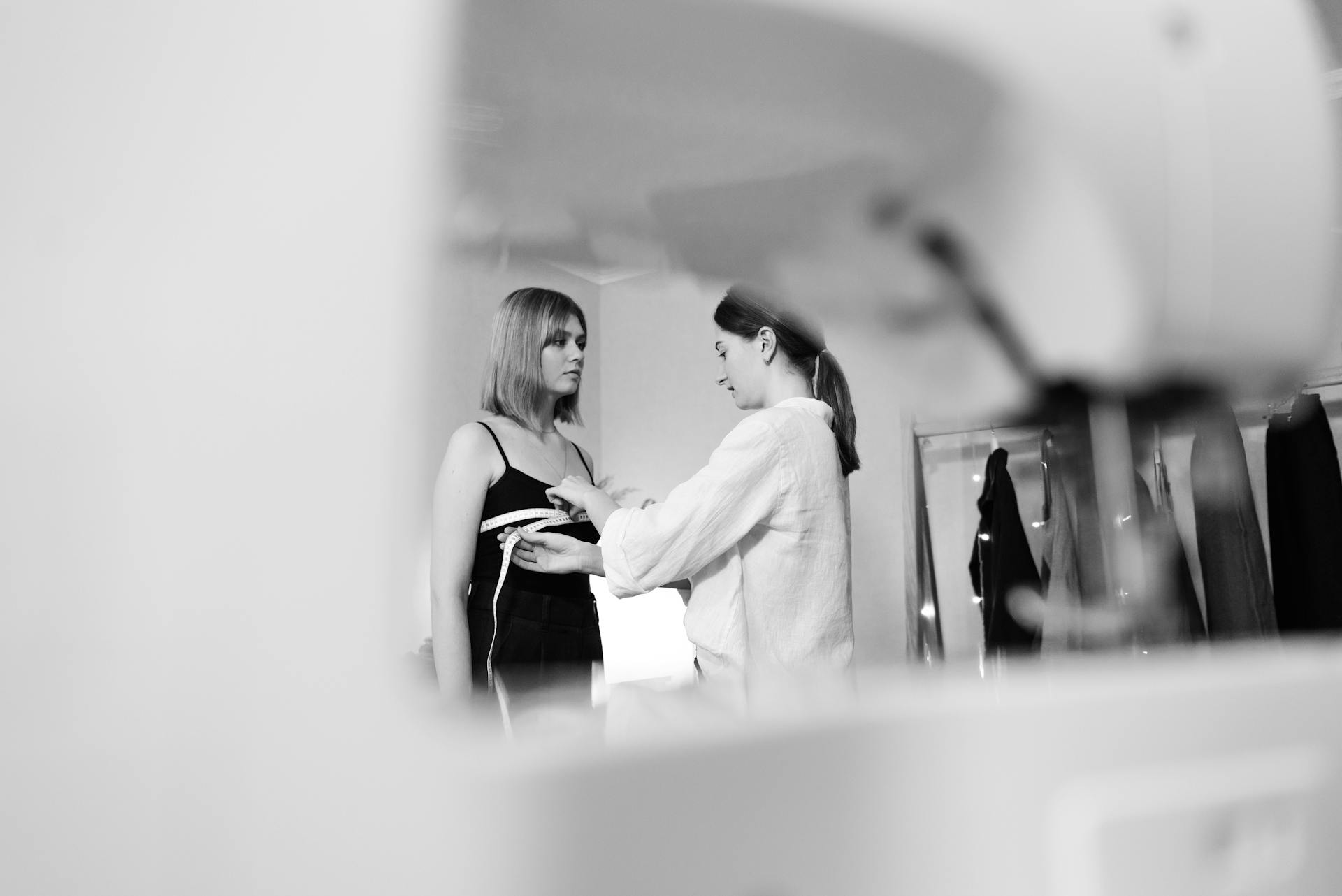 Eine Näherin misst ihre Kundin aus | Quelle: Pexels