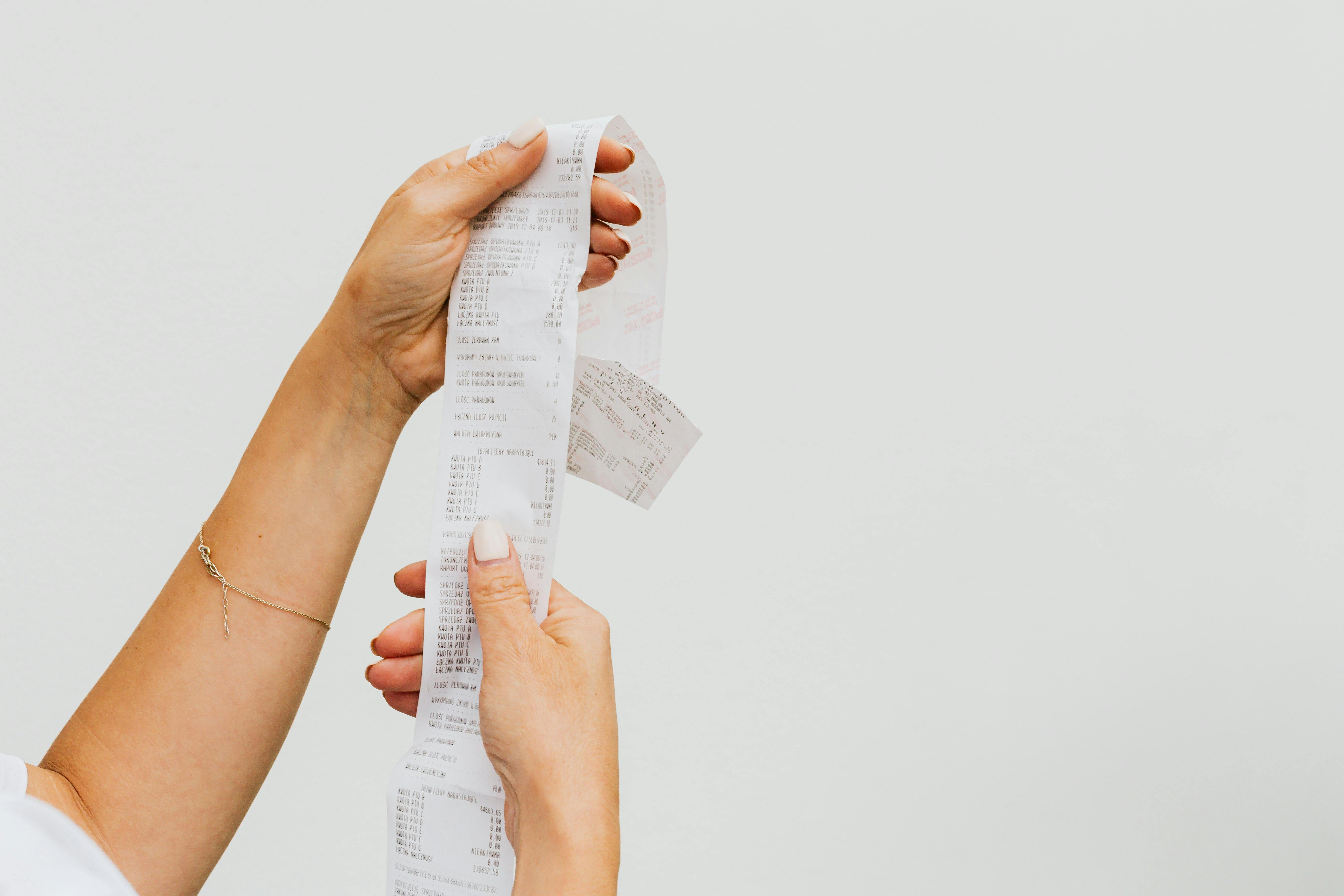 Eine Person, die eine Quittung hält | Quelle: Pexels