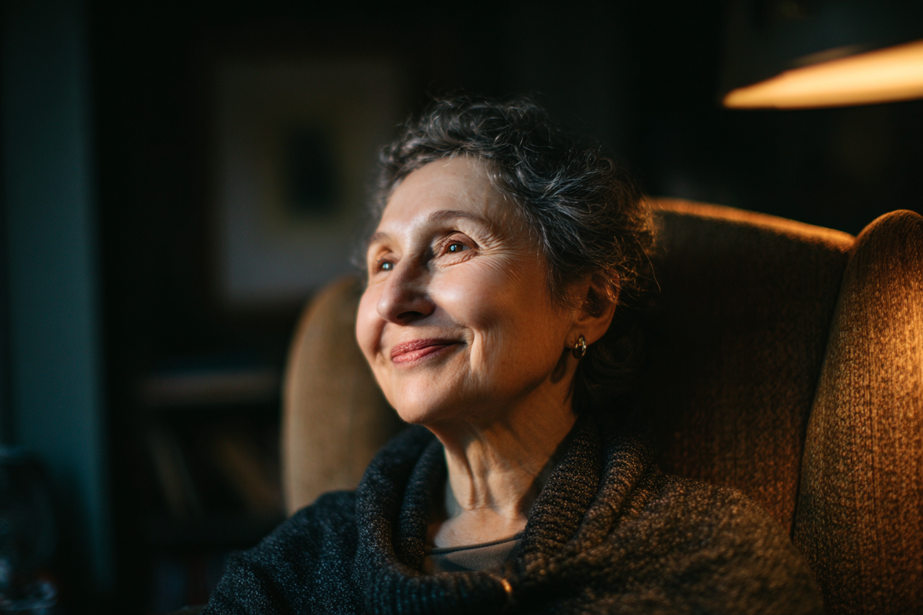 Eine ältere Frau sitzt auf einer Couch | Quelle: Midjourney