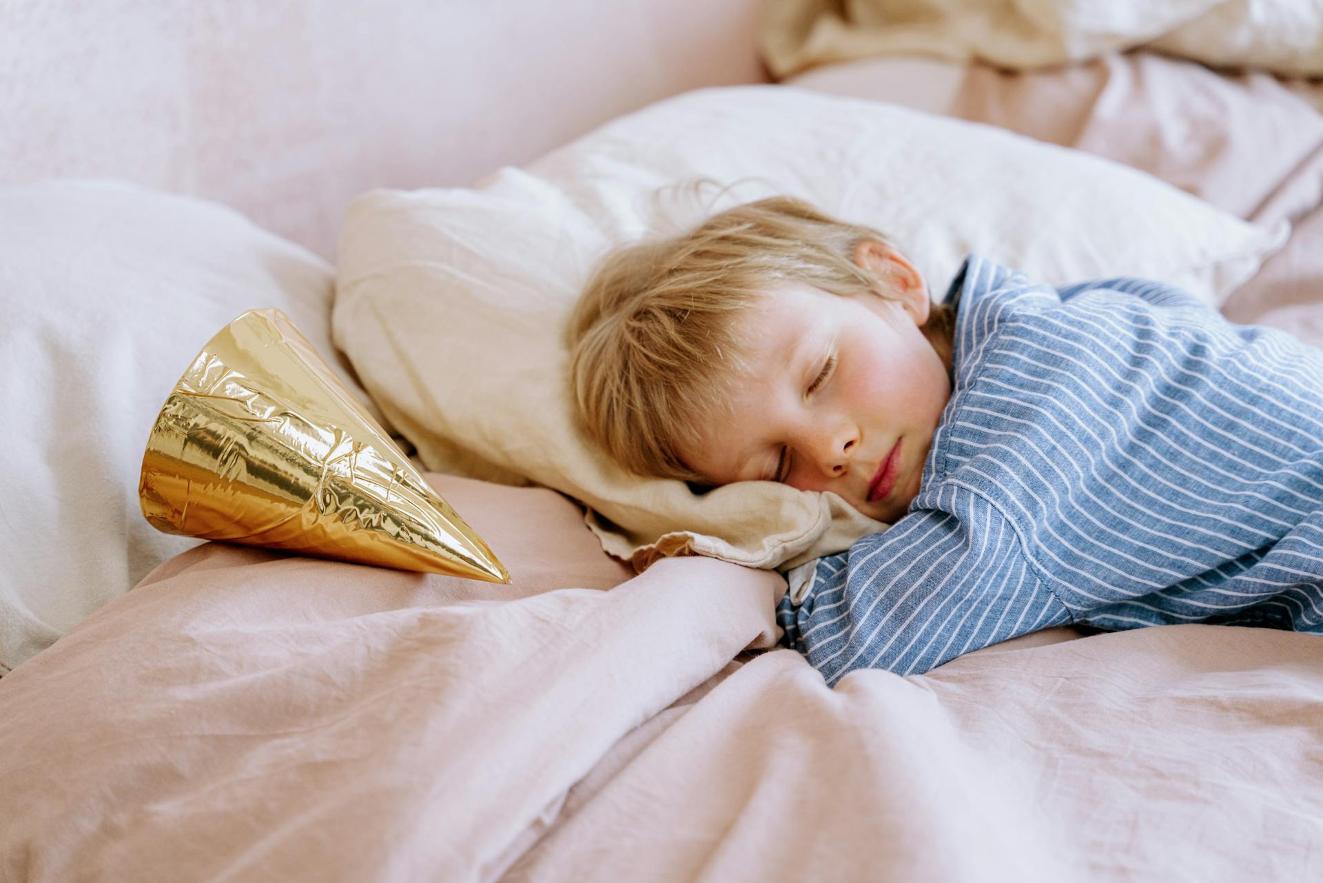 Ein kleiner Junge schläft in seinem Bett | Quelle: Pexels